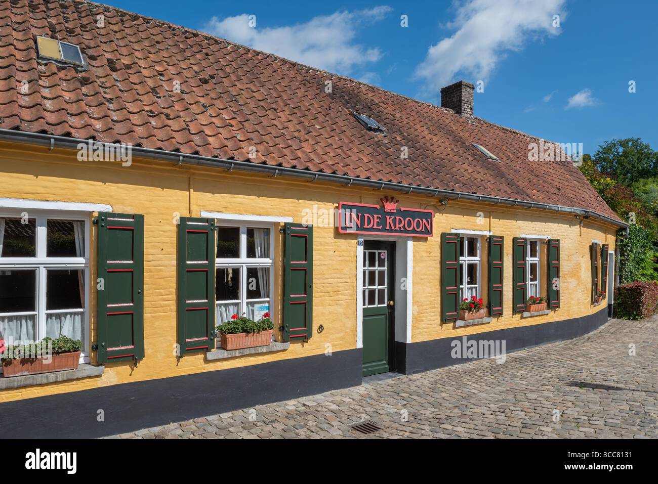 Restaurant à de Kroon, ancienne ferme le long d'une rue pavée dans le village Mullem, Oudenaarde, Flandre orientale, Belgique Banque D'Images