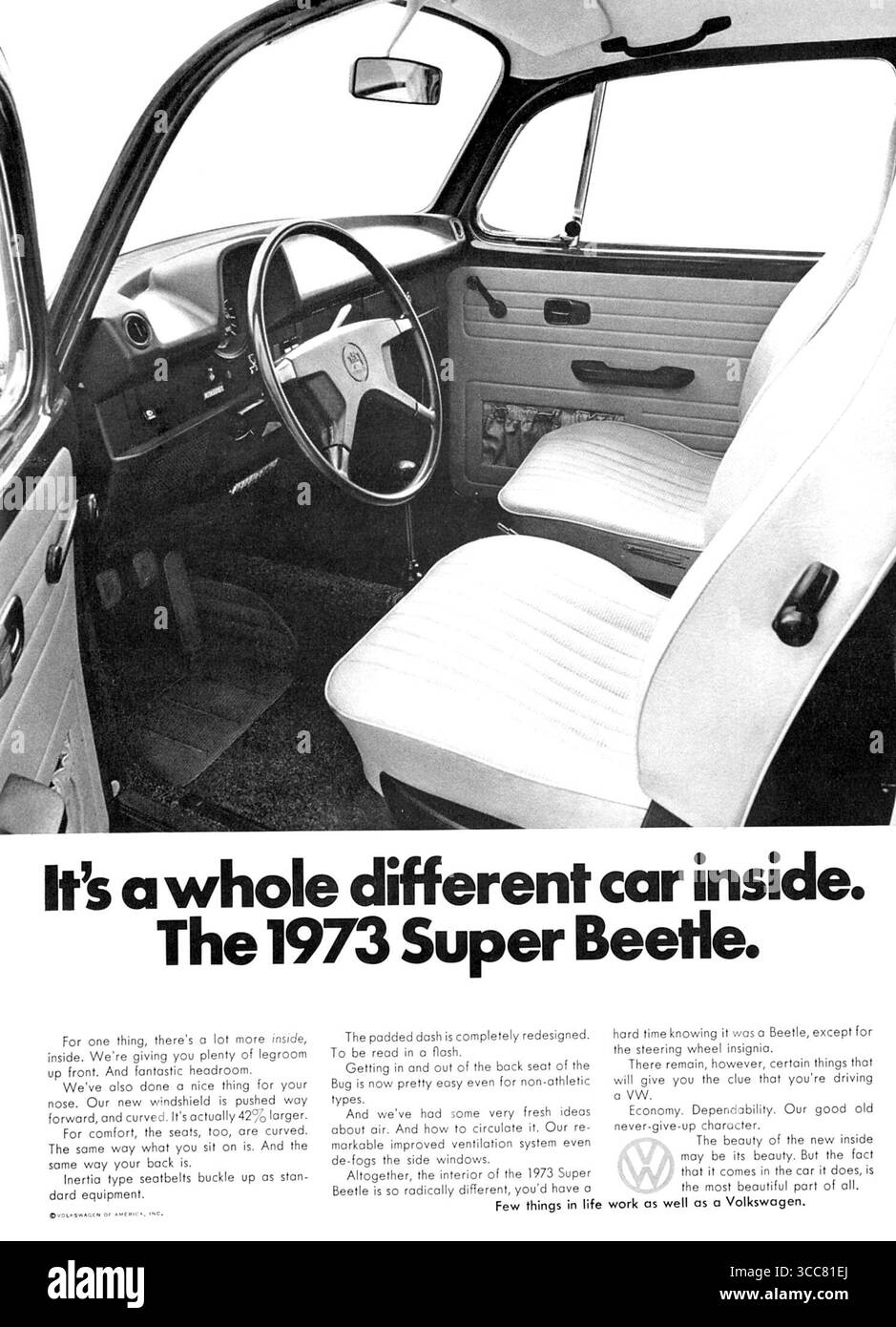 Publicité VW Volkswagen Super Beetle 1973, soulignant son intérieur redessiné. Banque D'Images