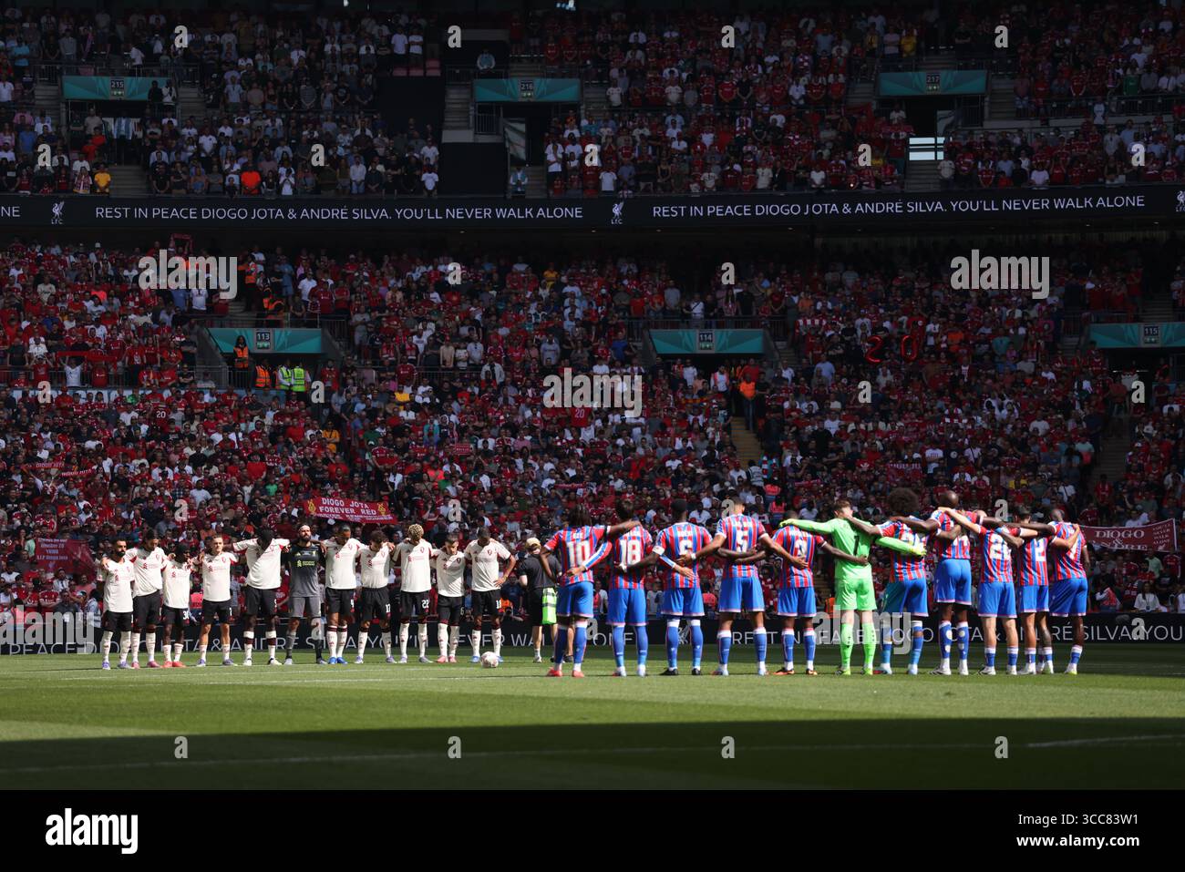 Londres, Royaume-Uni. 10 août 2025. Liverpool et Crystal Palace observent un silence pour Diogo Jota (l) et Andre Silva, avant qu'il ne soit coupé court au match FA Community Shield Crystal Palace v Liverpool, au stade de Wembley, Londres, Royaume-Uni, le 10 août 2025. Crédit : Paul Marriott/Alamy Live News Banque D'Images