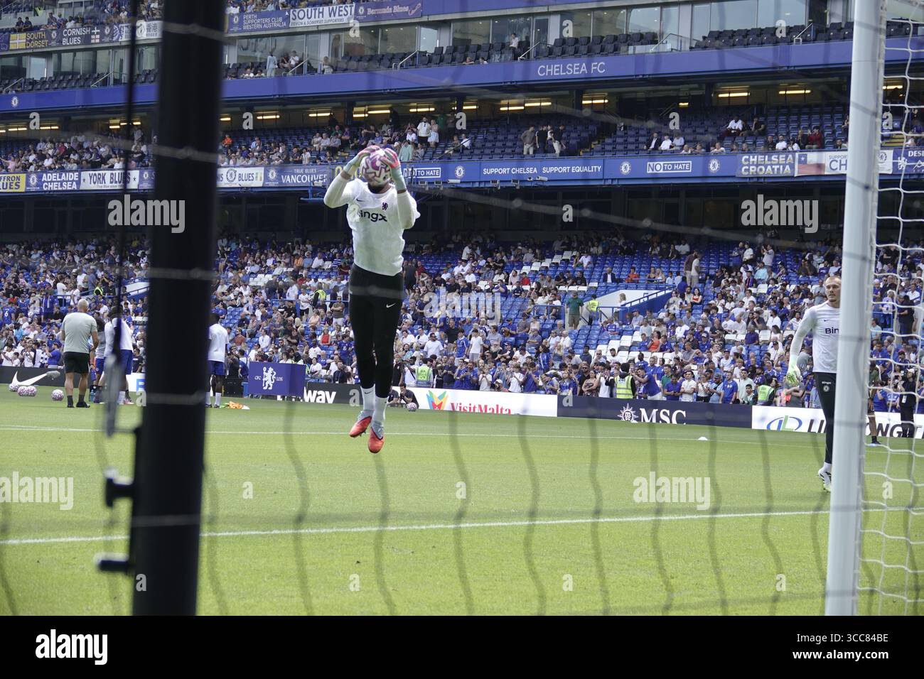 Chelsea, Londres, Royaume-Uni. 10 août 2025. Robert Sanchez se réchauffe avant le Chelsea Football Club vs AC Milan lors du ÔVisit Malta WeekenderÕ Friendly à Stamford Bridge, Londres, Royaume-Uni crédit : Motofoto/Alamy Live News Banque D'Images