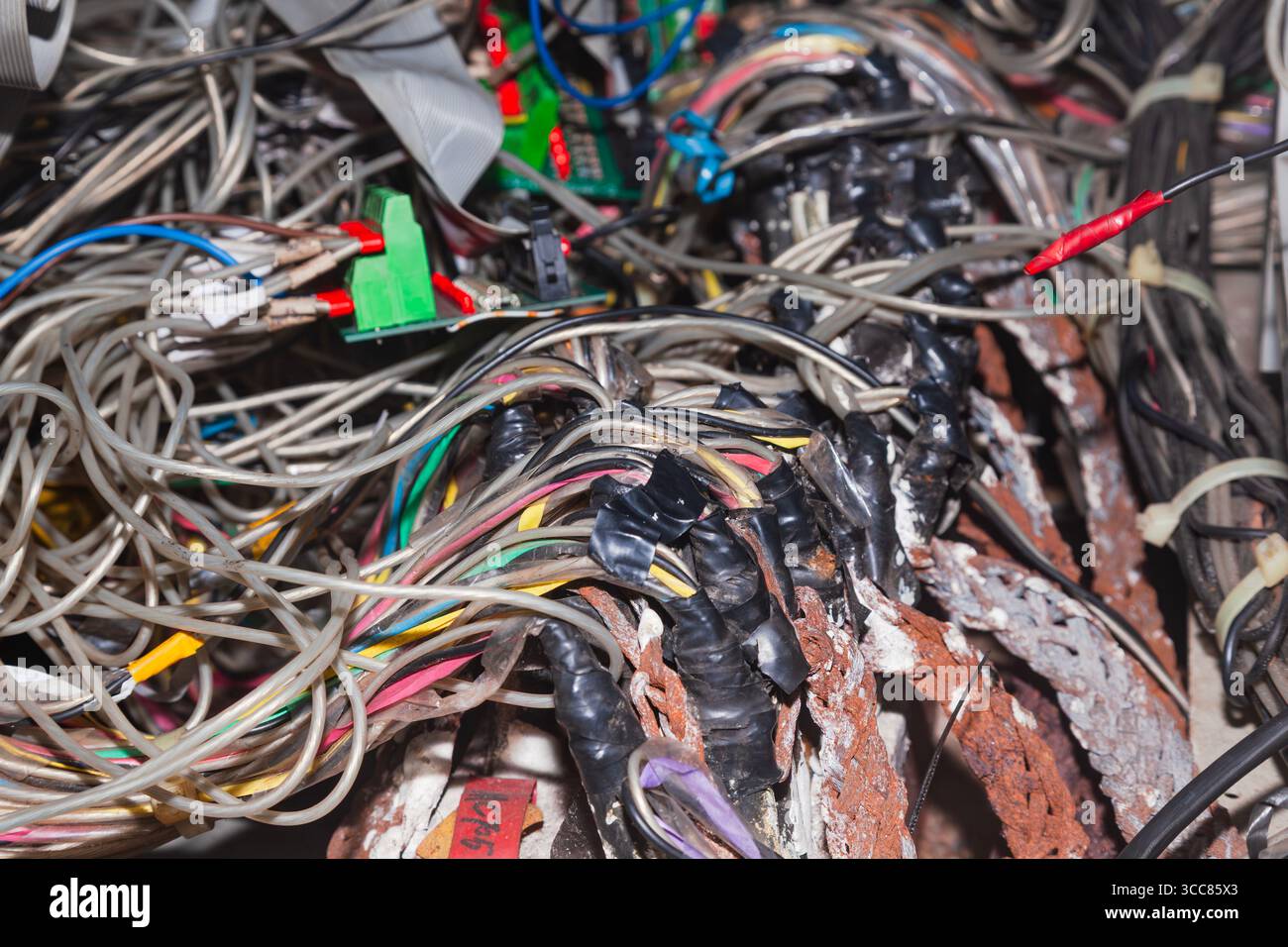 Faisceau de câbles électriques de serveur connectés dans une boîte de distribution. Banque D'Images