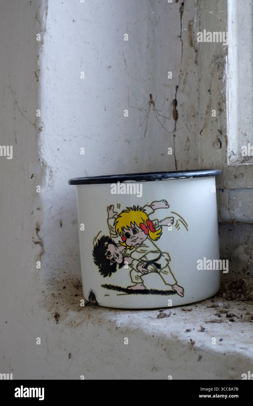 vintage childs childrens tasse à boire en émail représentant des personnages de dessins animés hongrie Banque D'Images