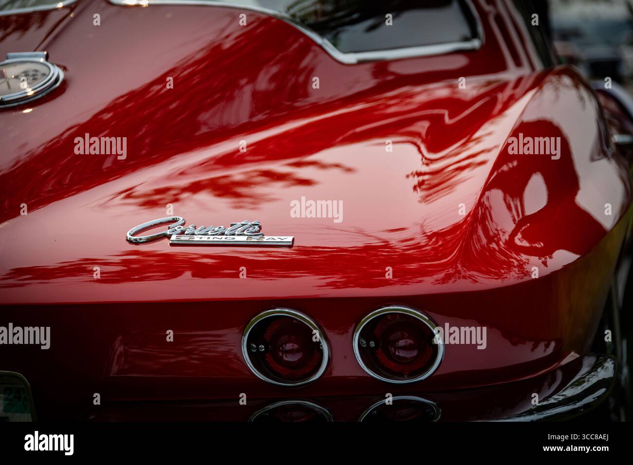 Détail arrière de l'emblème Sting Ray de la Corvette rouge classique 1963 et des feux arrière Banque D'Images