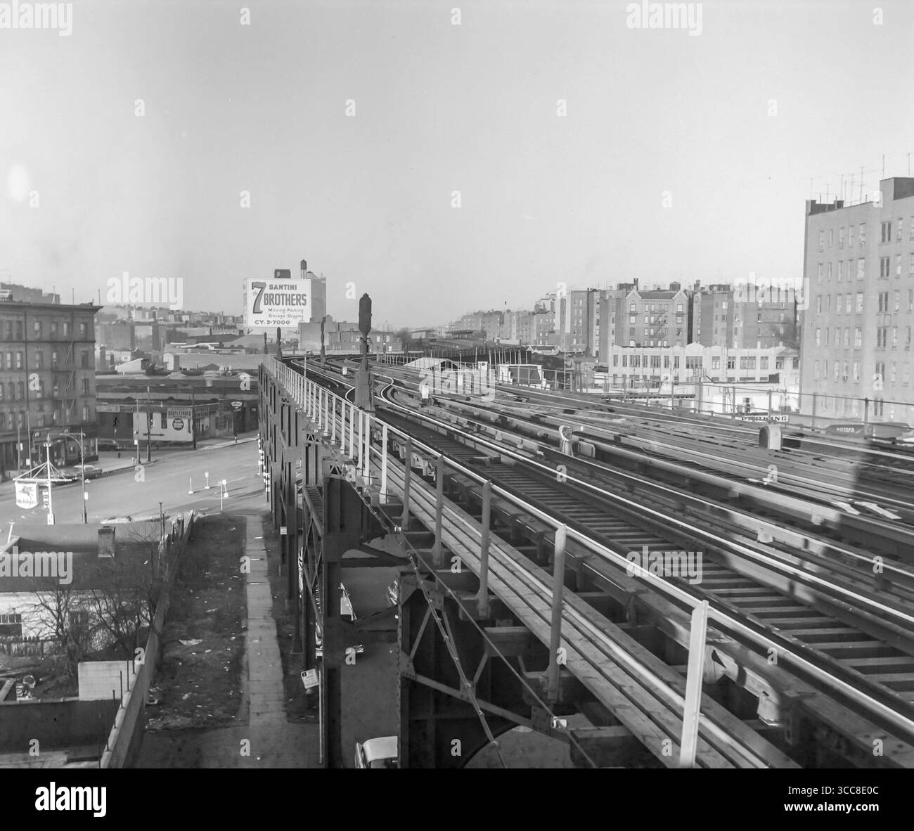 Une image vintage en noir et blanc de 1952 d'une voie de métro au-dessus des routes à New York, États-Unis. Banque D'Images