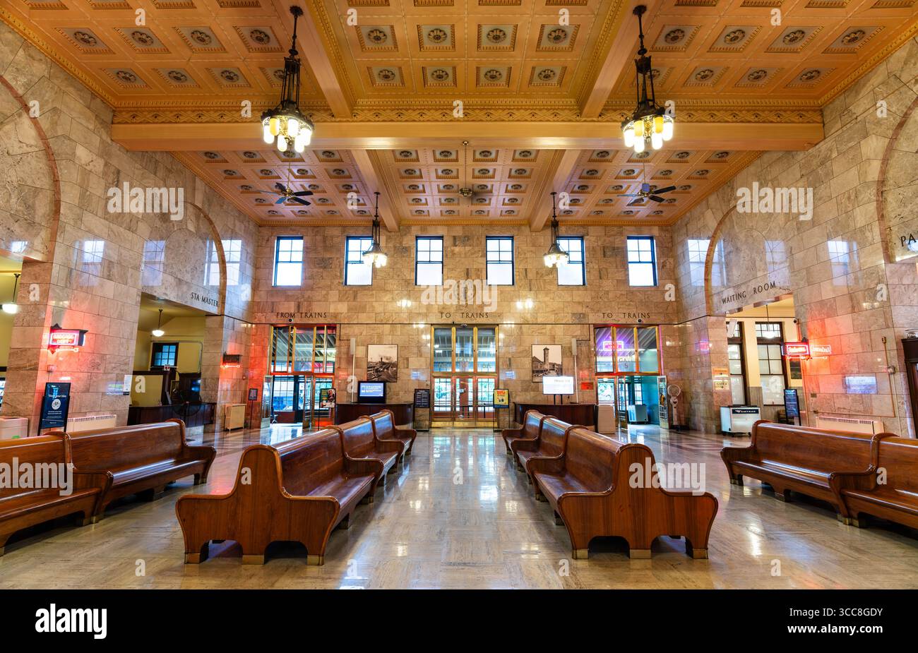 Portland, Oregon - 22 juin 2025 : L'intérieur historique de Portland Union Station à Portland, Oregon, États-Unis. Le grand hall présente des murs en marbre, un plafond orné et des bancs en bois Banque D'Images