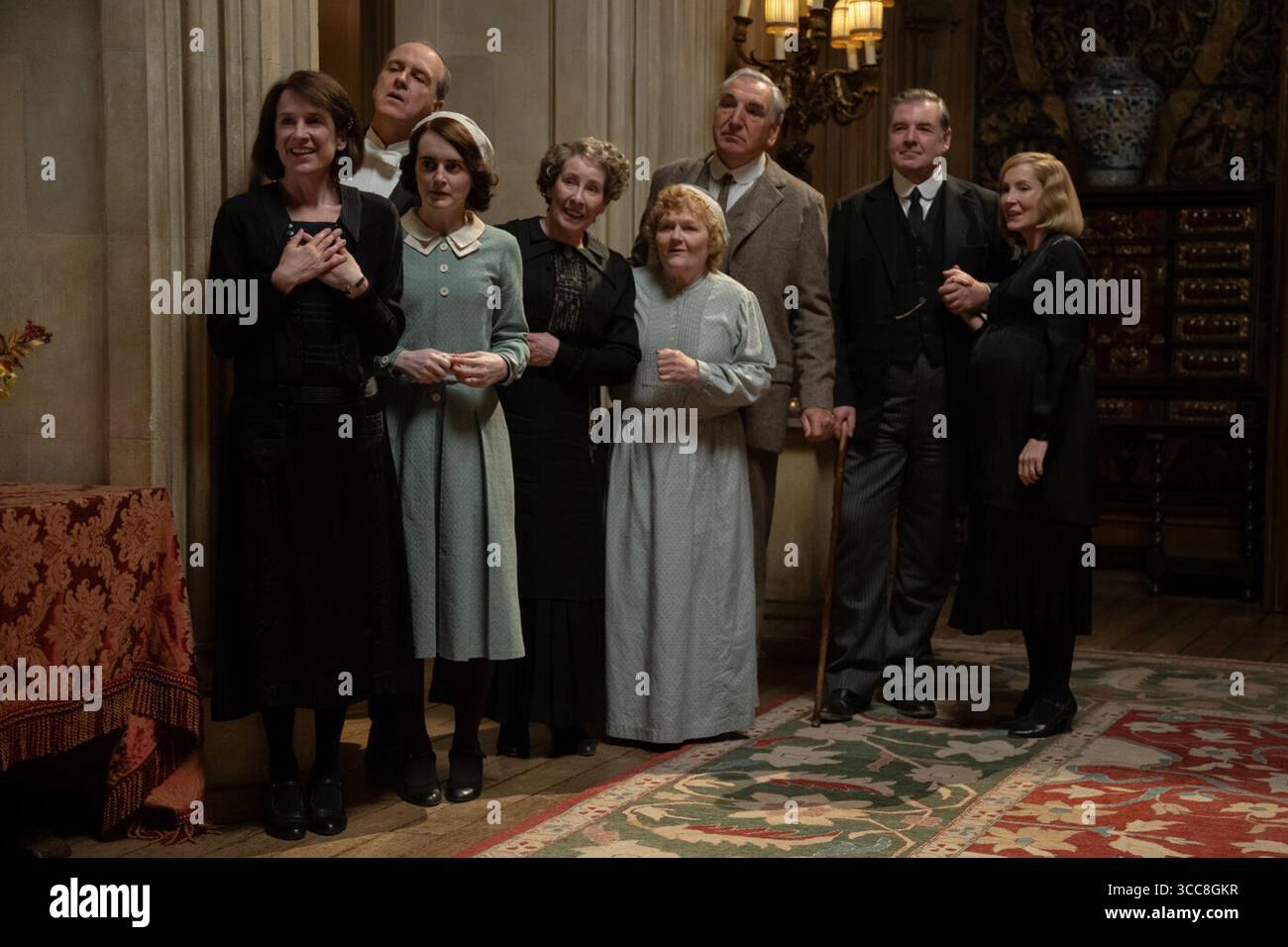 Downton Abbey : The Grand finale est un film dramatique historique réalisé par Simon Curtis à partir d'un scénario de Julian Fellowes. C'est la suite de Downton Abbey : a New Era (2022) et le troisième et dernier film de la franchise Downton Abbey. De nombreux membres de la distribution de la franchise originale, qui sont également apparus dans les deux films précédents, reviendront. Paul Giamatti et Dominic West reprennent leurs rôles respectifs de Harold Levinson dans la série télévisée et Guy Dexter dans le film précédent, tandis que Joely Richardson, Alessandro Nivola, Simon Russell Beale et Arty Froushan rejoignent le casting. Banque D'Images