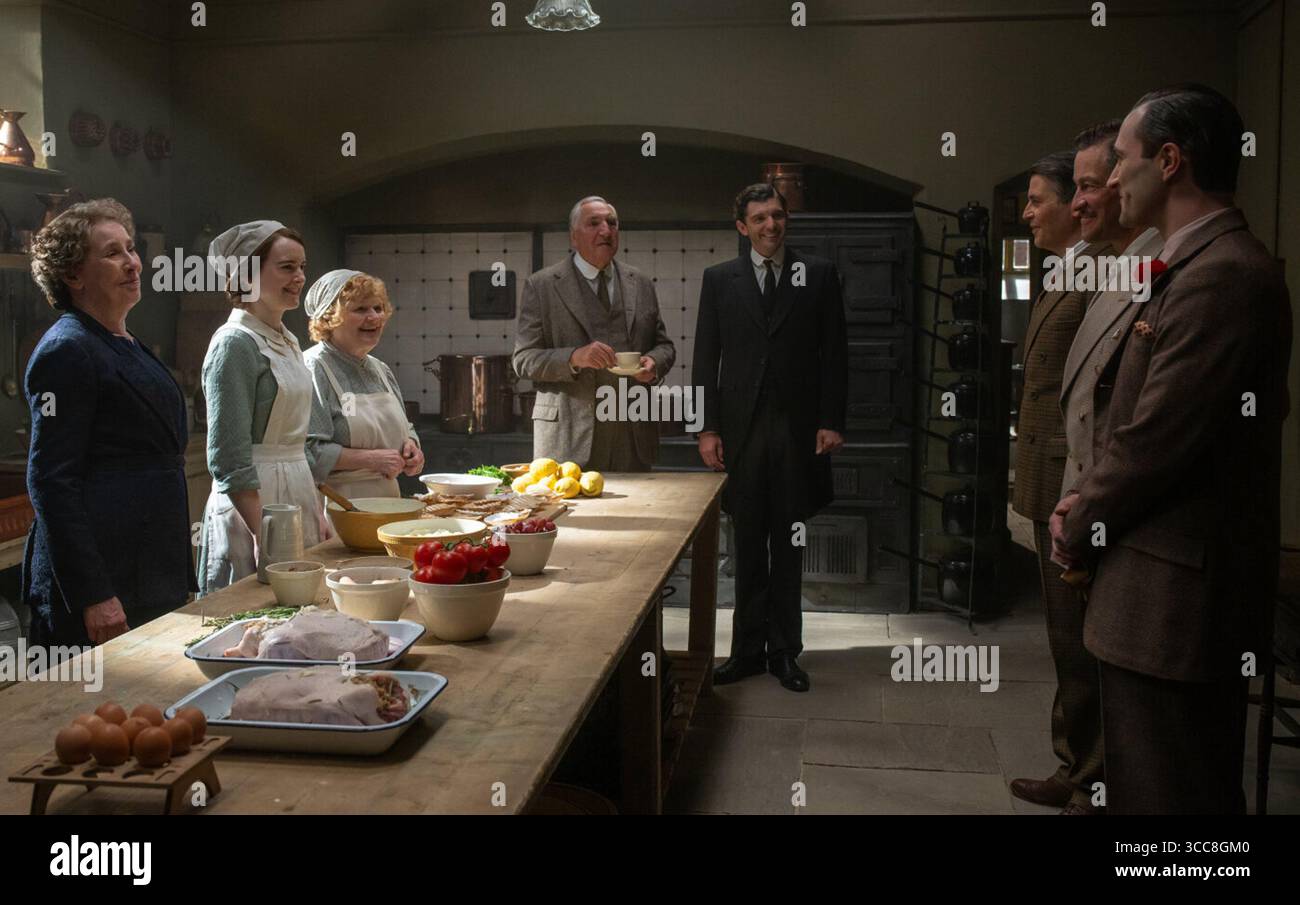 Downton Abbey : The Grand finale est un film dramatique historique réalisé par Simon Curtis à partir d'un scénario de Julian Fellowes. C'est la suite de Downton Abbey : a New Era (2022) et le troisième et dernier film de la franchise Downton Abbey. De nombreux membres de la distribution de la franchise originale, qui sont également apparus dans les deux films précédents, reviendront. Paul Giamatti et Dominic West reprennent leurs rôles respectifs de Harold Levinson dans la série télévisée et Guy Dexter dans le film précédent, tandis que Joely Richardson, Alessandro Nivola, Simon Russell Beale et Arty Froushan rejoignent le casting. Banque D'Images