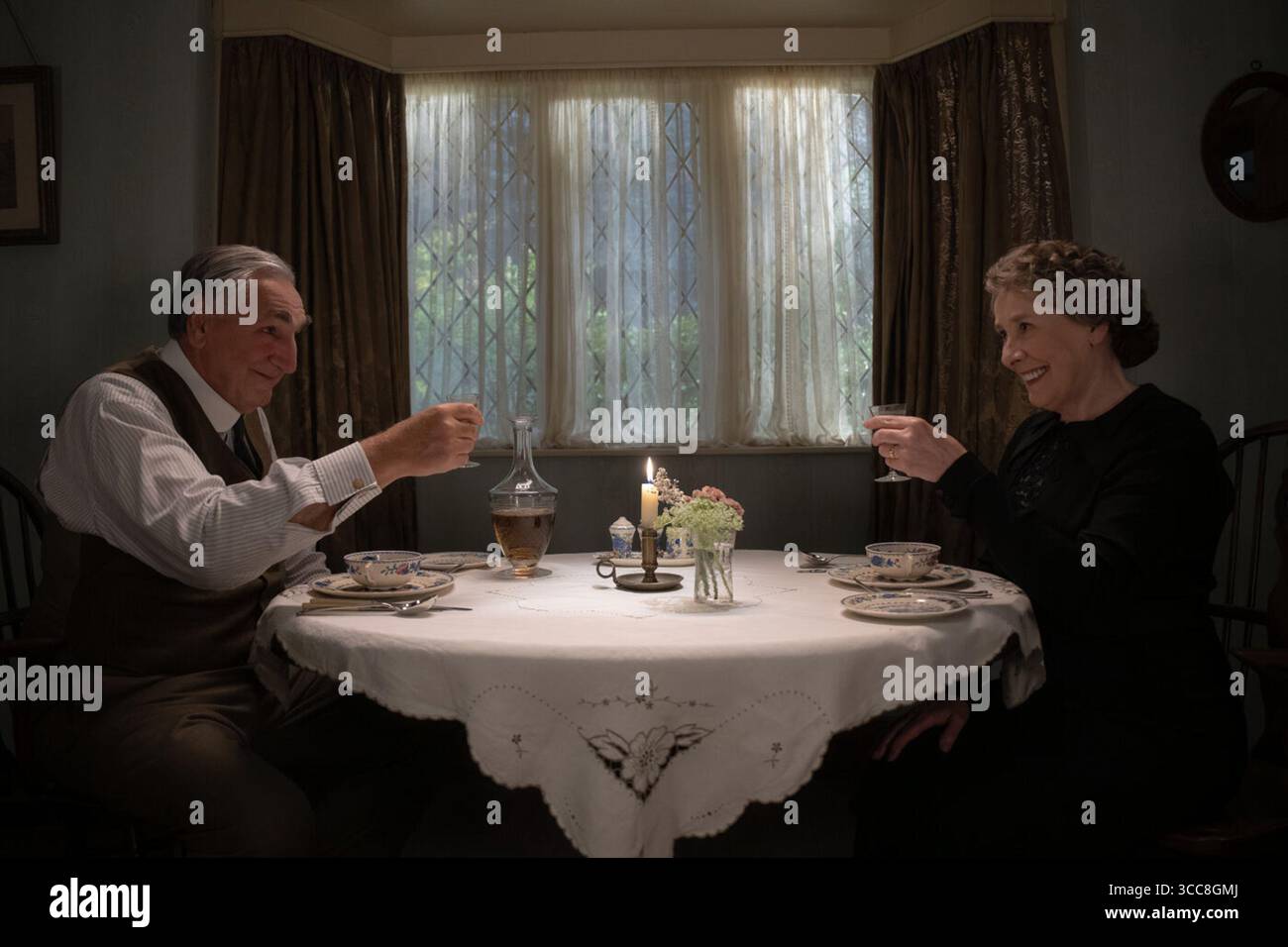 Downton Abbey : The Grand finale est un film dramatique historique réalisé par Simon Curtis à partir d'un scénario de Julian Fellowes. C'est la suite de Downton Abbey : a New Era (2022) et le troisième et dernier film de la franchise Downton Abbey. De nombreux membres de la distribution de la franchise originale, qui sont également apparus dans les deux films précédents, reviendront. Paul Giamatti et Dominic West reprennent leurs rôles respectifs de Harold Levinson dans la série télévisée et Guy Dexter dans le film précédent, tandis que Joely Richardson, Alessandro Nivola, Simon Russell Beale et Arty Froushan rejoignent le casting. Banque D'Images