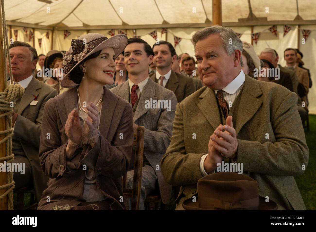 Downton Abbey : The Grand finale est un film dramatique historique réalisé par Simon Curtis à partir d'un scénario de Julian Fellowes. C'est la suite de Downton Abbey : a New Era (2022) et le troisième et dernier film de la franchise Downton Abbey. De nombreux membres de la distribution de la franchise originale, qui sont également apparus dans les deux films précédents, reviendront. Paul Giamatti et Dominic West reprennent leurs rôles respectifs de Harold Levinson dans la série télévisée et Guy Dexter dans le film précédent, tandis que Joely Richardson, Alessandro Nivola, Simon Russell Beale et Arty Froushan rejoignent le casting. Banque D'Images