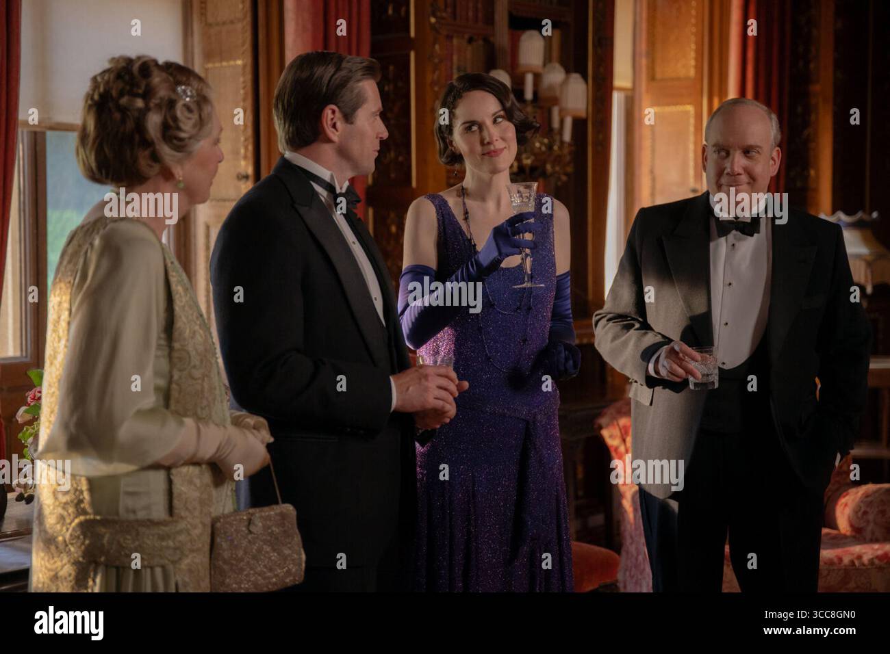 Downton Abbey : The Grand finale est un film dramatique historique réalisé par Simon Curtis à partir d'un scénario de Julian Fellowes. C'est la suite de Downton Abbey : a New Era (2022) et le troisième et dernier film de la franchise Downton Abbey. De nombreux membres de la distribution de la franchise originale, qui sont également apparus dans les deux films précédents, reviendront. Paul Giamatti et Dominic West reprennent leurs rôles respectifs de Harold Levinson dans la série télévisée et Guy Dexter dans le film précédent, tandis que Joely Richardson, Alessandro Nivola, Simon Russell Beale et Arty Froushan rejoignent le casting. Banque D'Images