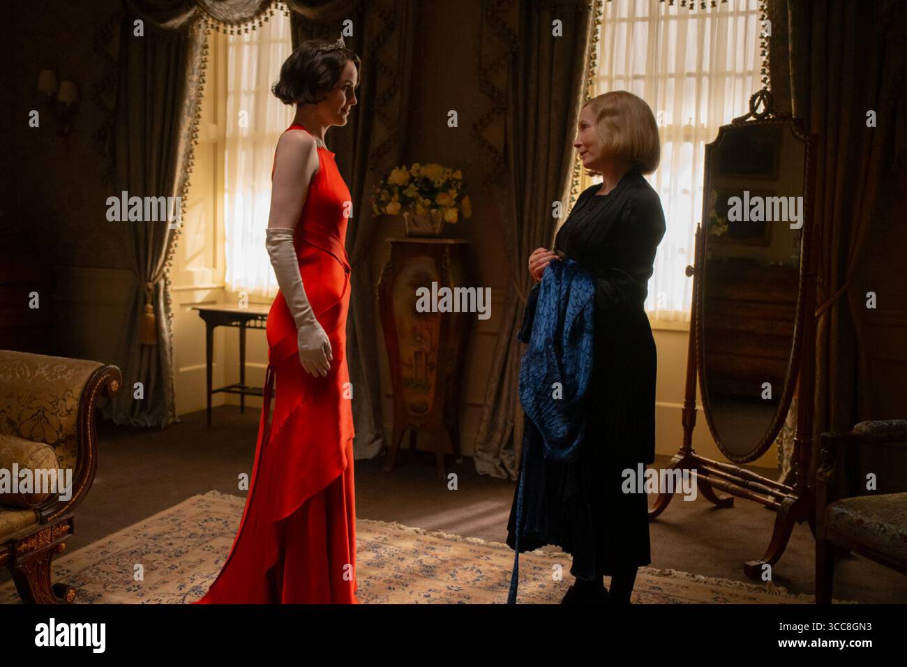 Downton Abbey : The Grand finale est un film dramatique historique réalisé par Simon Curtis à partir d'un scénario de Julian Fellowes. C'est la suite de Downton Abbey : a New Era (2022) et le troisième et dernier film de la franchise Downton Abbey. De nombreux membres de la distribution de la franchise originale, qui sont également apparus dans les deux films précédents, reviendront. Paul Giamatti et Dominic West reprennent leurs rôles respectifs de Harold Levinson dans la série télévisée et Guy Dexter dans le film précédent, tandis que Joely Richardson, Alessandro Nivola, Simon Russell Beale et Arty Froushan rejoignent le casting. Banque D'Images