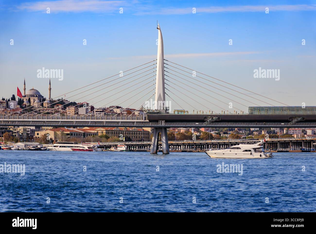 La Corne d'Or ou Halic Metro Bridge sur le détroit de la Corne d'Or avec une mosquée historique et le paysage urbain de la péninsule historique d'Istanbul, Turquie Banque D'Images