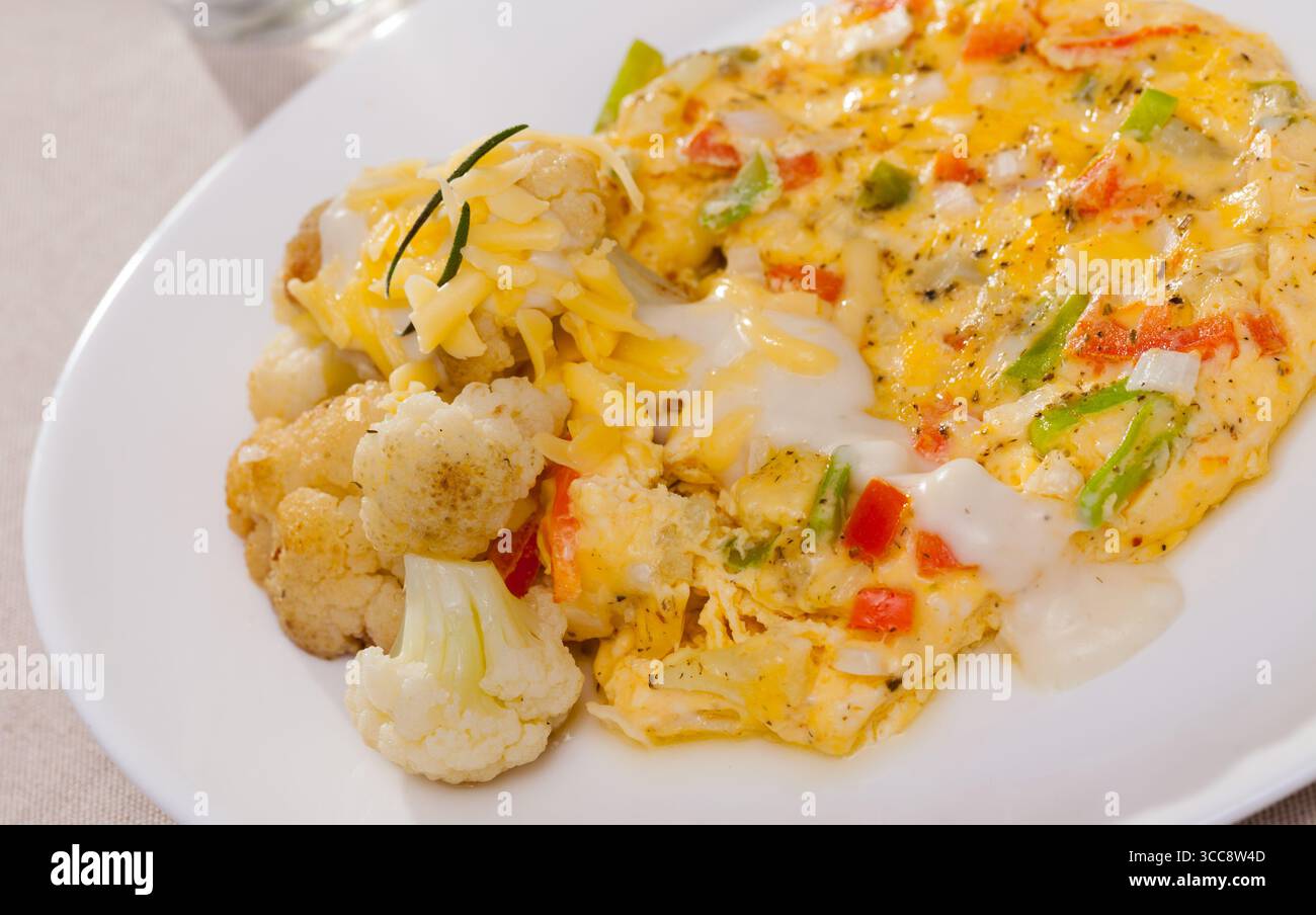 Omelette avec chou-fleur Banque D'Images