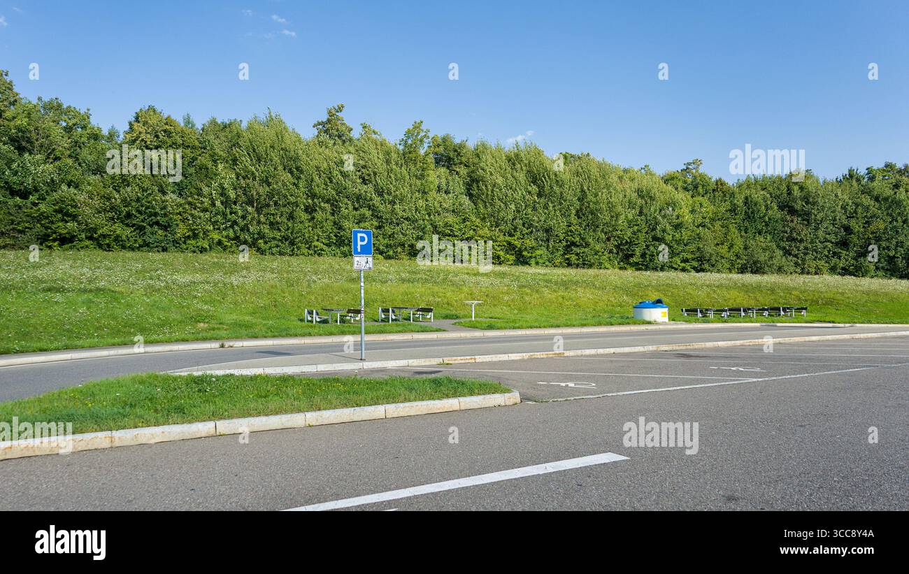 Picknick-Bänke auf einem Autobahn-Parkplatz Banque D'Images