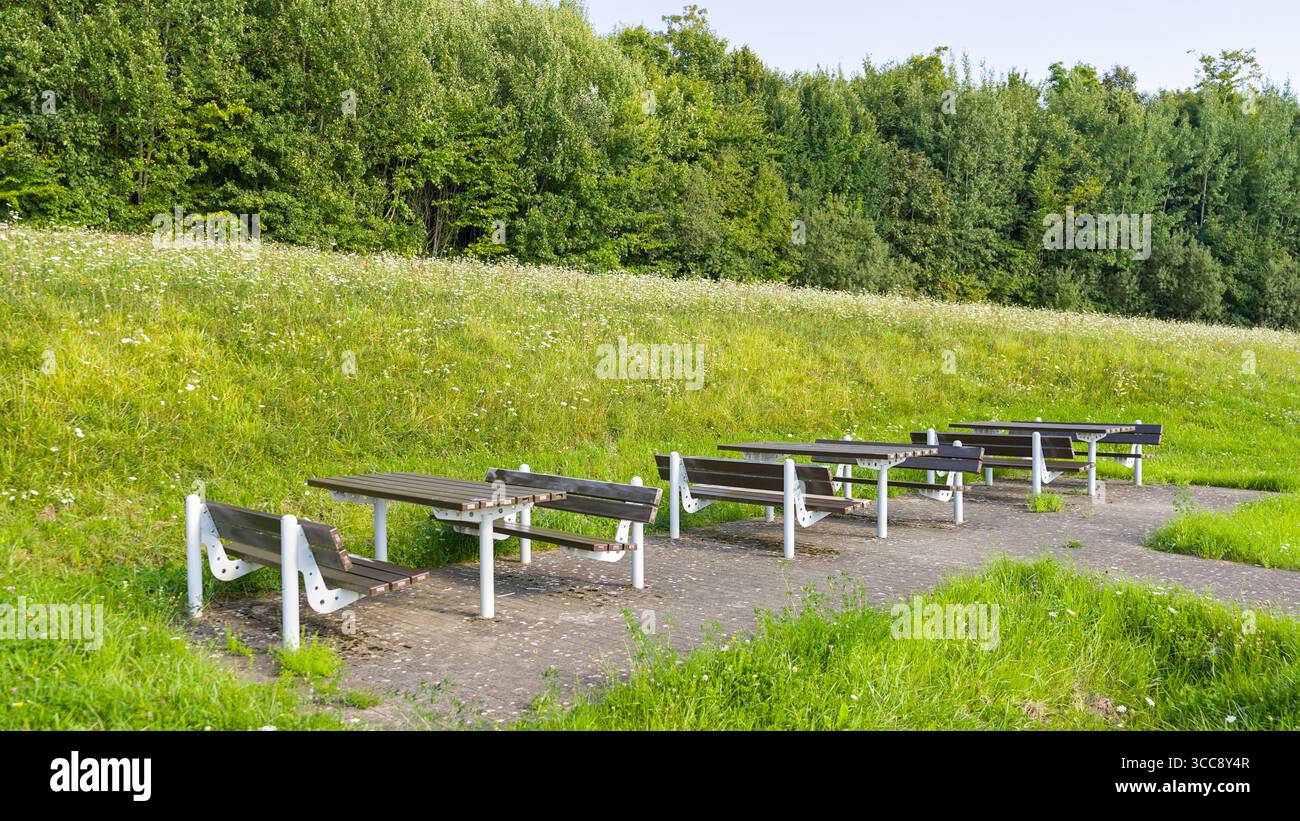 Picknick-Bänke auf einem Autobahn-Parkplatz Banque D'Images