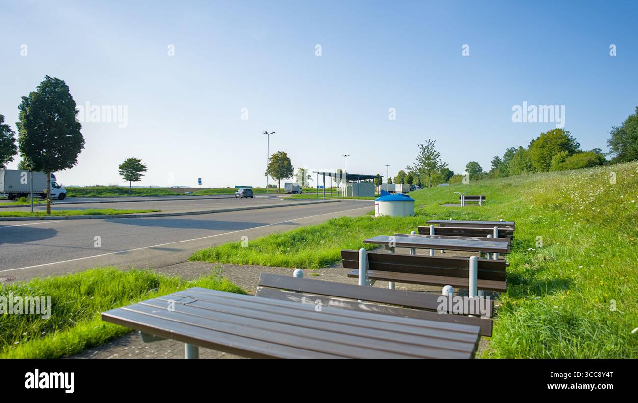 Picknick-Bänke auf einem Autobahn-Parkplatz Banque D'Images