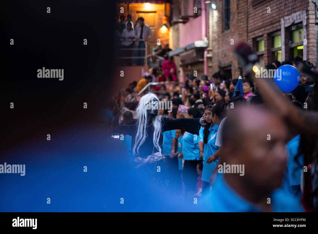 Un homme au visage peint est vu pendant le Gai Jatra ou la procession du festival des vaches. Les gens célèbrent Gai Jatra ou fête de la vache en mémoire des âmes disparues au cours de l'année écoulée pour le salut et la paix. On croit que les vaches guident les âmes défuntes à traverser la rivière pour se rendre au ciel. Banque D'Images
