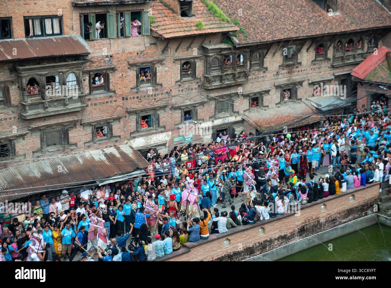 Les gens se rassemblent autour de la danse Gai Jatra et de la procession pendant le festival. Les gens célèbrent Gai Jatra ou fête de la vache en mémoire des âmes disparues au cours de l'année écoulée pour le salut et la paix. On croit que les vaches guident les âmes défuntes à traverser la rivière pour se rendre au ciel. Banque D'Images