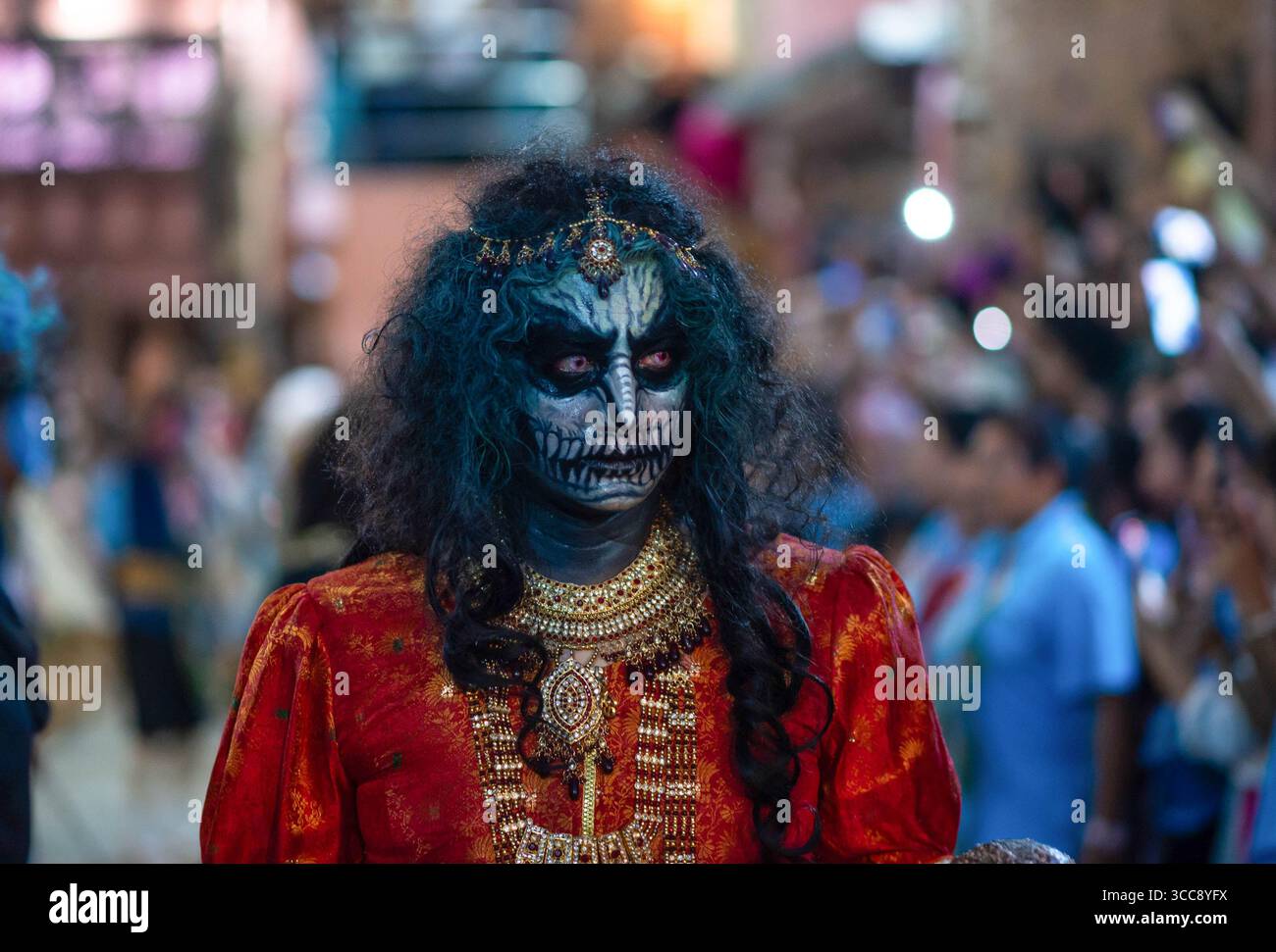 Un homme au visage peint est vu pendant le Gai Jatra ou la procession du festival des vaches. Les gens célèbrent Gai Jatra ou fête de la vache en mémoire des âmes disparues au cours de l'année écoulée pour le salut et la paix. On croit que les vaches guident les âmes défuntes à traverser la rivière pour se rendre au ciel. Banque D'Images
