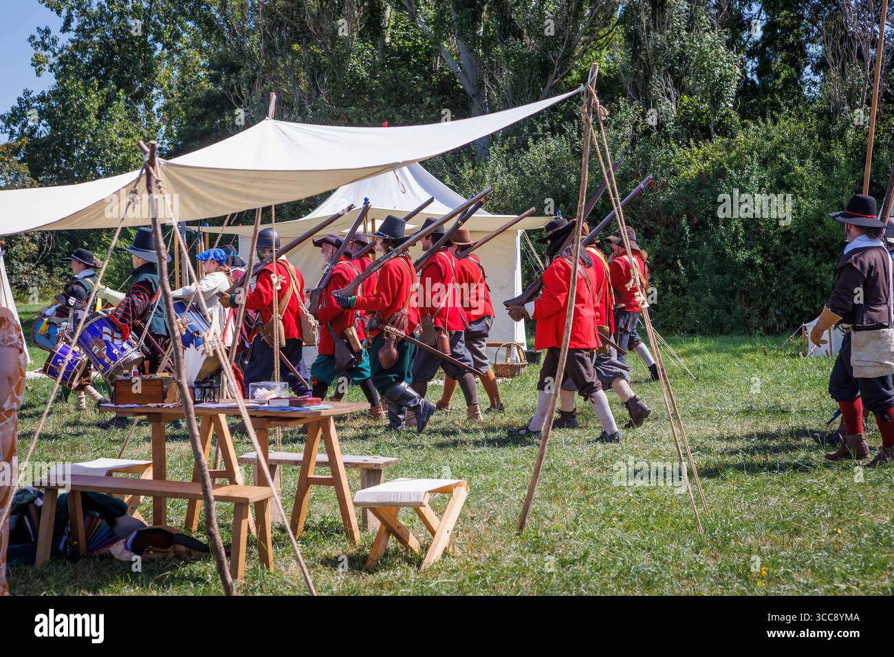 The Sealed Knot a reconstitué la guerre civile du XVIIe siècle de Culcheth dans le Cheshire où royalistes et parlementaires se sont affrontés dans la bataille. Banque D'Images