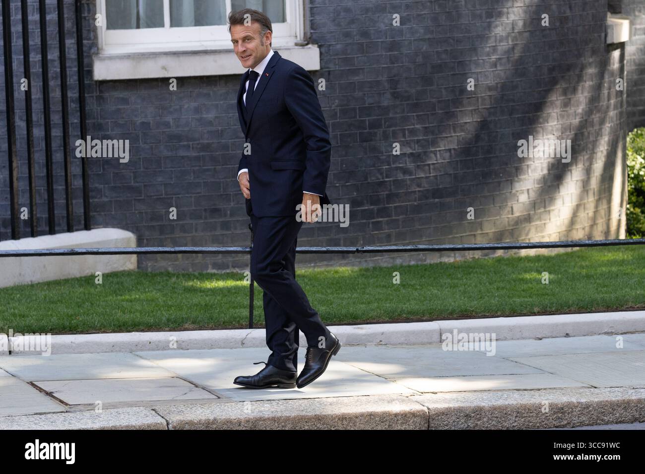 Le président de la France Emmanuel Macron arrive au 10 Downing Street pour rencontrer le premier ministre du Royaume-Uni, Sir Keir Starmer pour le UK France Summit avec : le président de la France Emmanuel Macron où : Londres, Royaume-Uni quand : 10 Juil 2025 crédit : Phil Lewis/WENN Banque D'Images