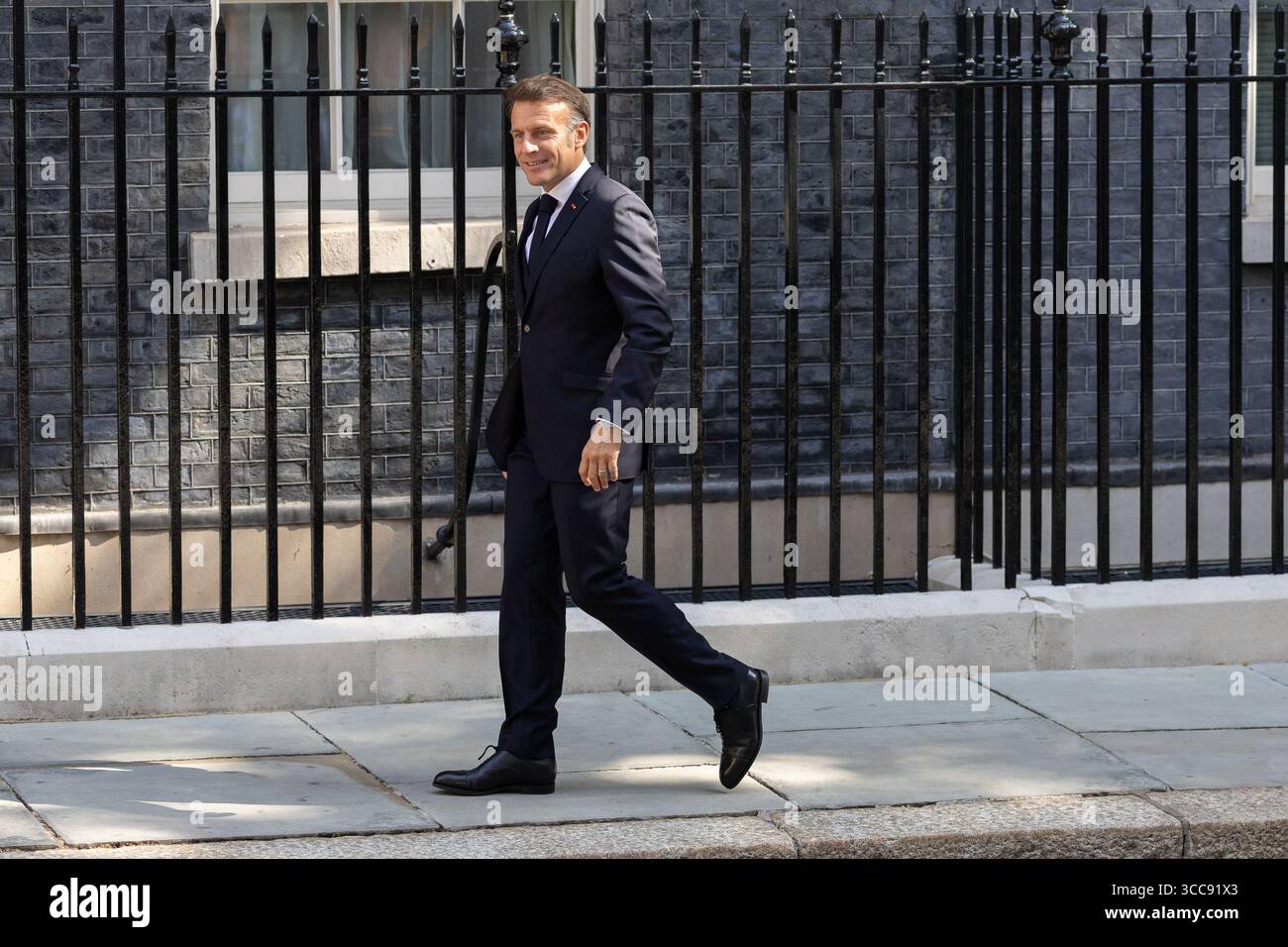 Le président de la France Emmanuel Macron arrive au 10 Downing Street pour rencontrer le premier ministre du Royaume-Uni, Sir Keir Starmer pour le UK France Summit avec : le président de la France Emmanuel Macron où : Londres, Royaume-Uni quand : 10 Juil 2025 crédit : Phil Lewis/WENN Banque D'Images