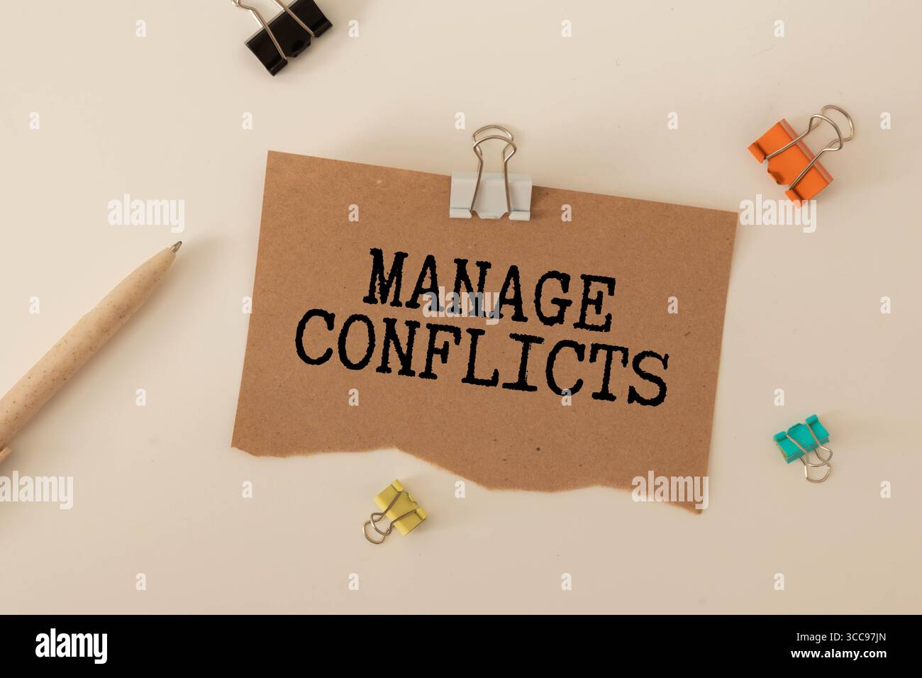 La gestion des conflits est affichée à l'aide d'une icône de parole en forme de bulle de texte et de parole Banque D'Images