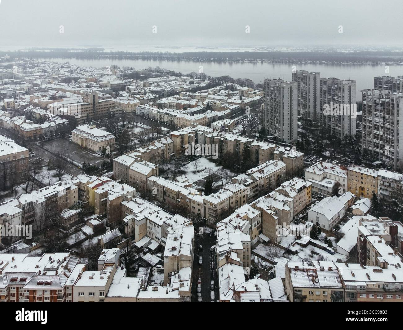 Paysage urbain hivernal, neige tombant sur la zone résidentielle Europe de l'est, New Belgrade, Zemun, Serbie. Banque D'Images