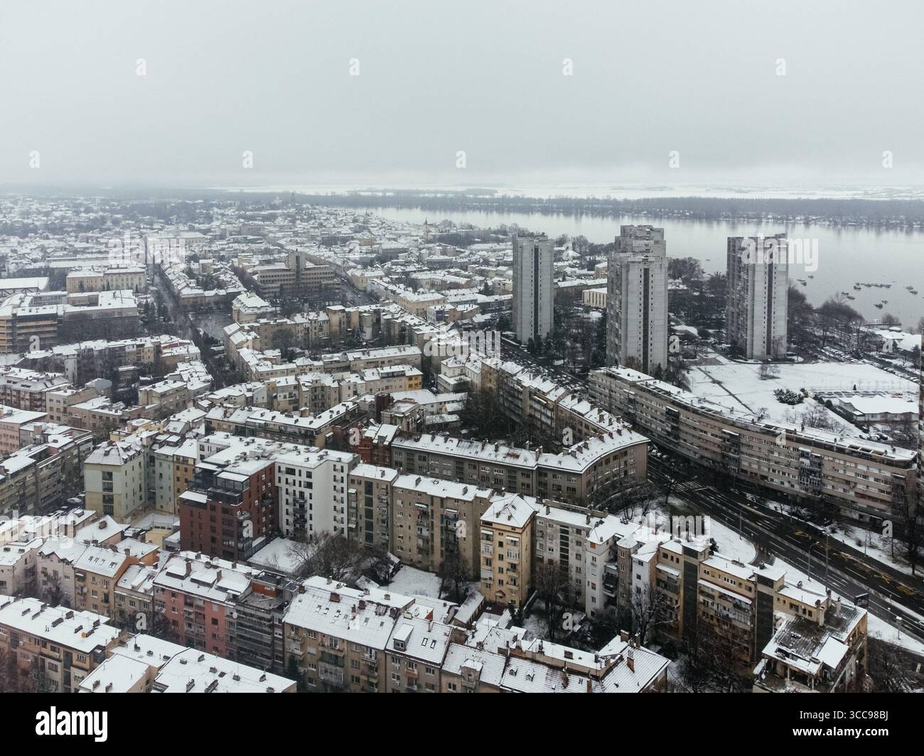 Paysage urbain hivernal, neige tombant sur la zone résidentielle Europe de l'est, New Belgrade, Zemun, Serbie. Banque D'Images