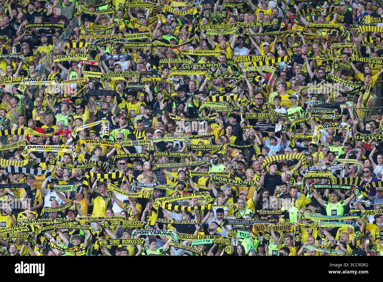 Dortmund, Deutschland. 10 août 2025. Testspiel - Borussia Dortmund - Juventus Turin AM 10.08.2025 im signal Iduna Park in Dortmund Die Borussia Dortmund fans auf der Südtribüne/Suedtribuene mit einer Schalparade Foto : osnapix/Marcus Hirnschal crédit : dpa/Alamy Live News Banque D'Images
