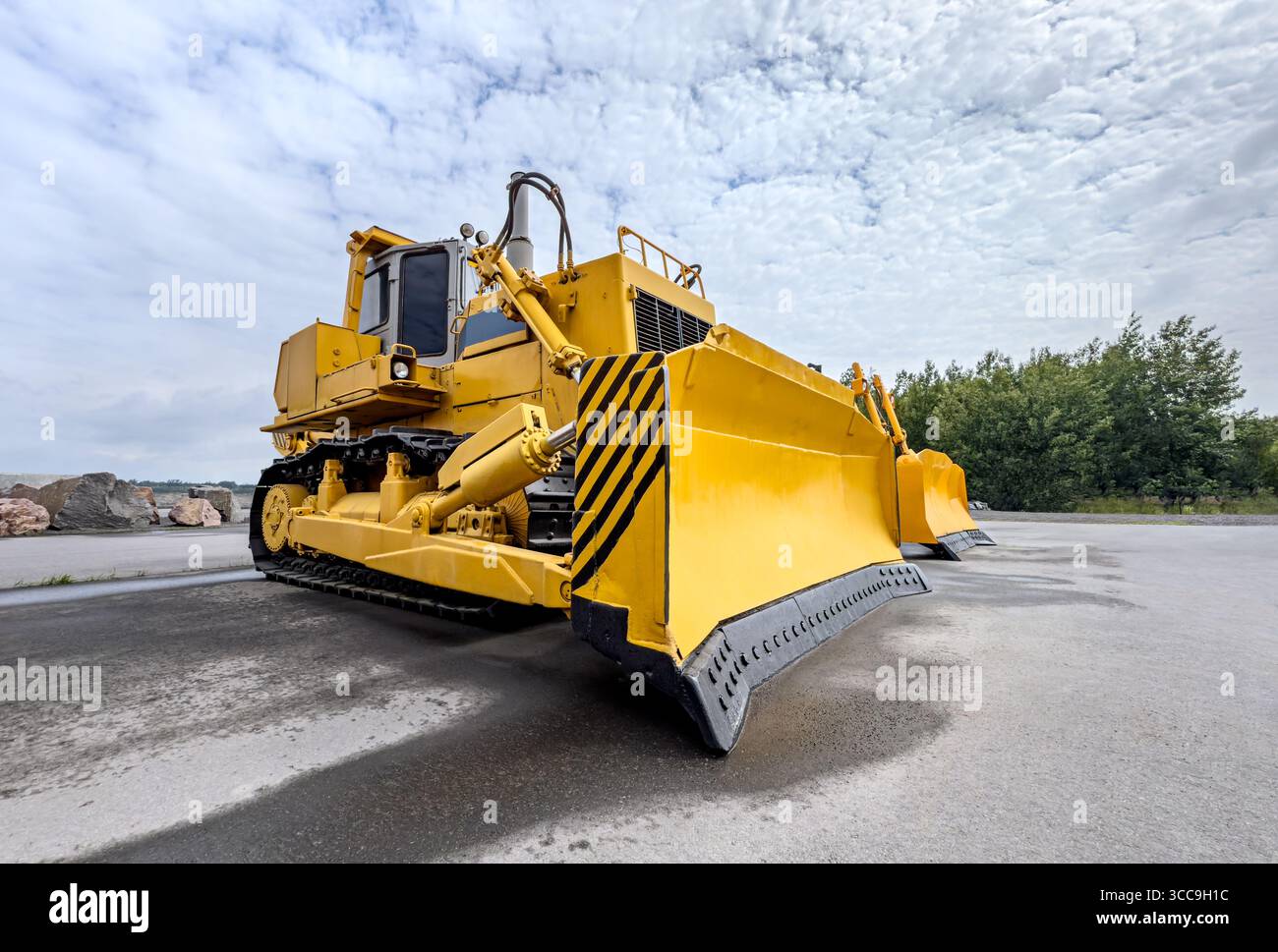 grand tracteur jaune. engin de terrassement à chenilles. machine d'exploitation minière. travaux de construction. Banque D'Images
