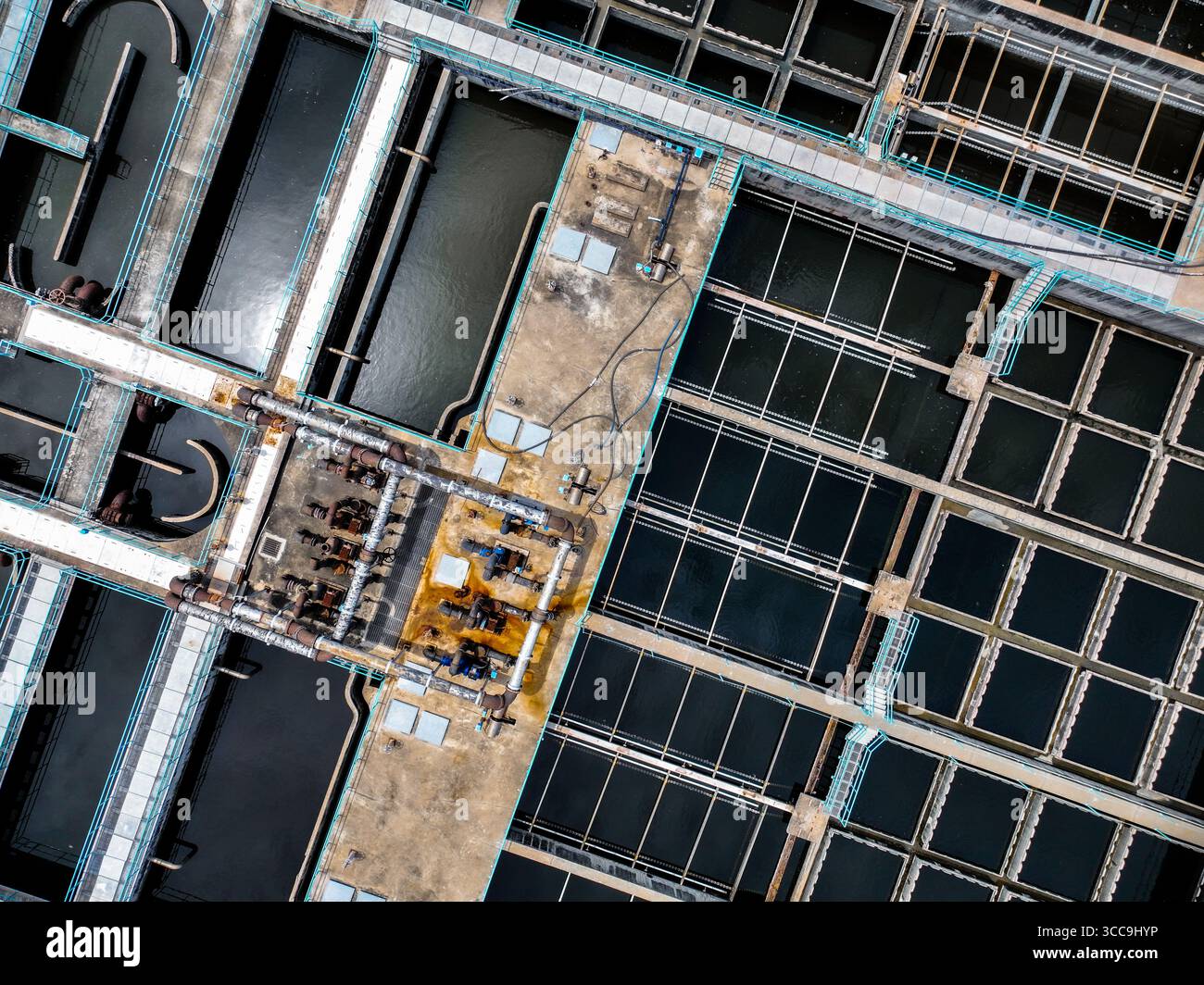 Infrastructure industrielle de gestion de l'eau comprenant des piscines de traitement et des systèmes de recyclage conçus pour l'efficacité énergétique, la durabilité et la municipalité Banque D'Images