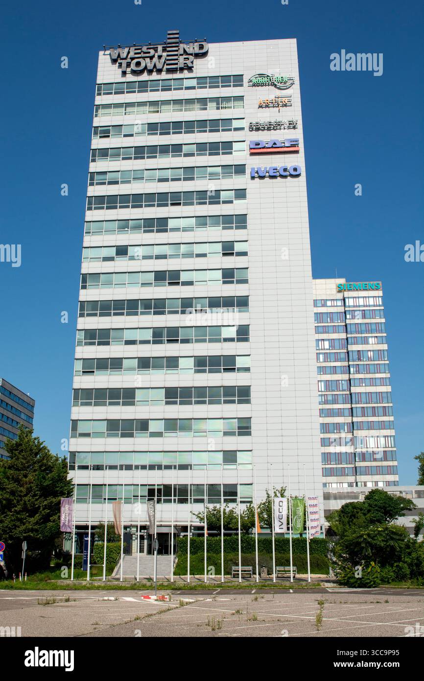 Bratislava, Slovaquie - 7 août 2025 : TOUR WESTEND . Immeuble de bureaux moderne à Bratislava, Patronka. Slovaquie. Banque D'Images