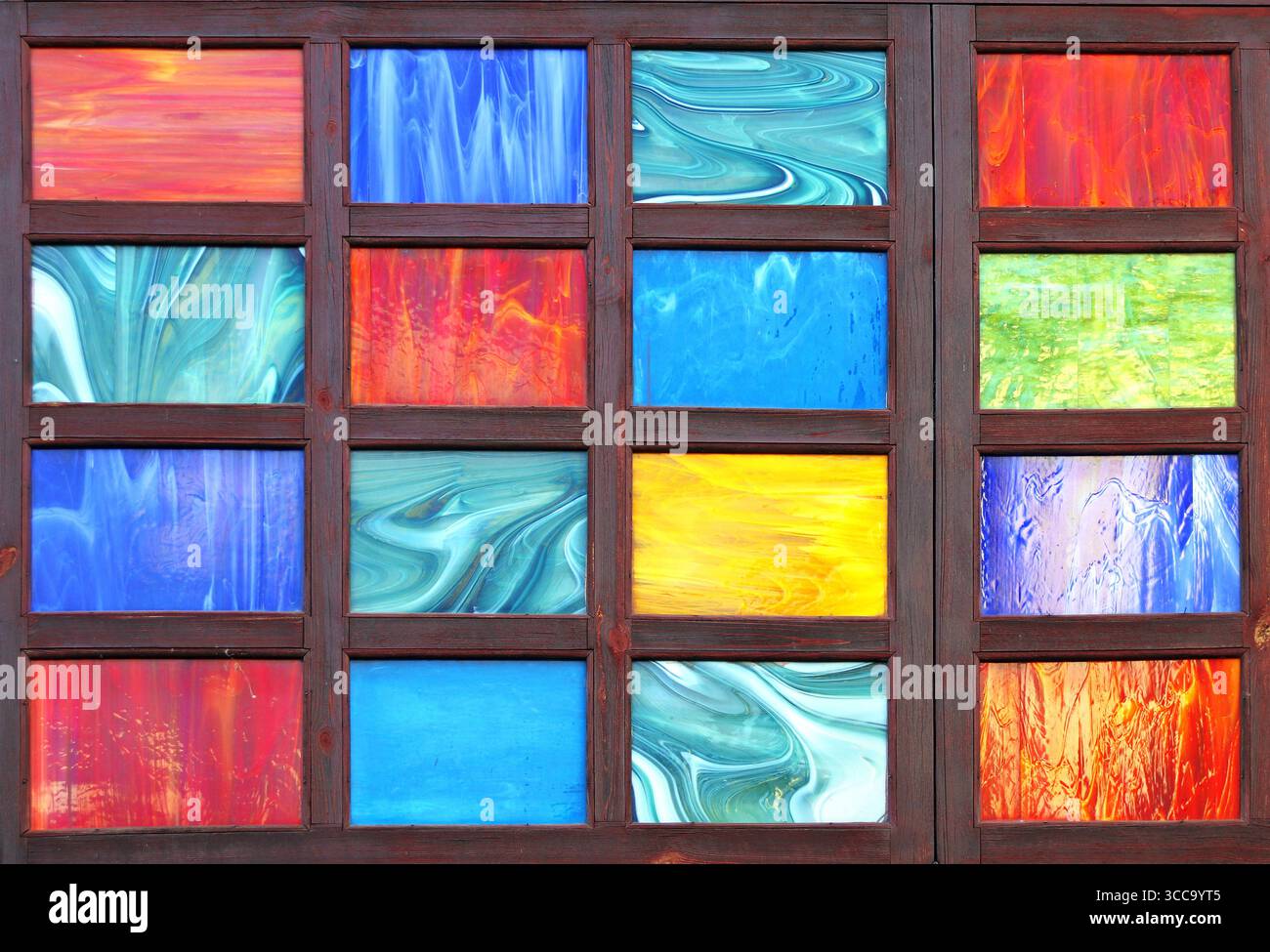 Détail de l'obturateur en bois rétro avec verre de couleurs rouge, jaune, vert et bleu. Volet en bois antique, orné d'un panneau de verre orné d'un spectr Banque D'Images