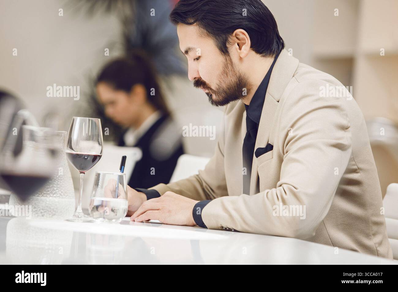 Conférence de dégustation de vin. Le participant au cours Sommelier est la formation pour obtenir la certification de l'Association mondiale. Banque D'Images