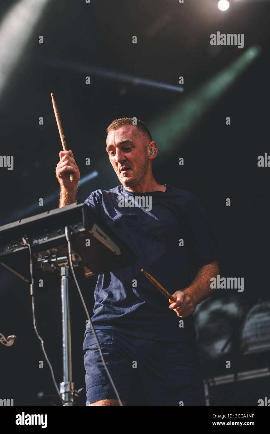 Skanderborg, Danemark. 10 août 2025. Le groupe britannique de musique électronique Clean Bandit donne un concert en direct lors du festival de musique danois SmukFest 2025 à Skanderborg. Ici, le musicien Luke Patterson est vu en direct sur scène. Banque D'Images