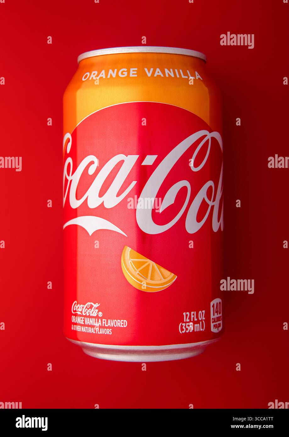 LONDRES, Royaume-Uni - 23 JUILLET 2025 : boisson gazeuse Coca Cola Orange Vanilla sur fond rouge. Banque D'Images