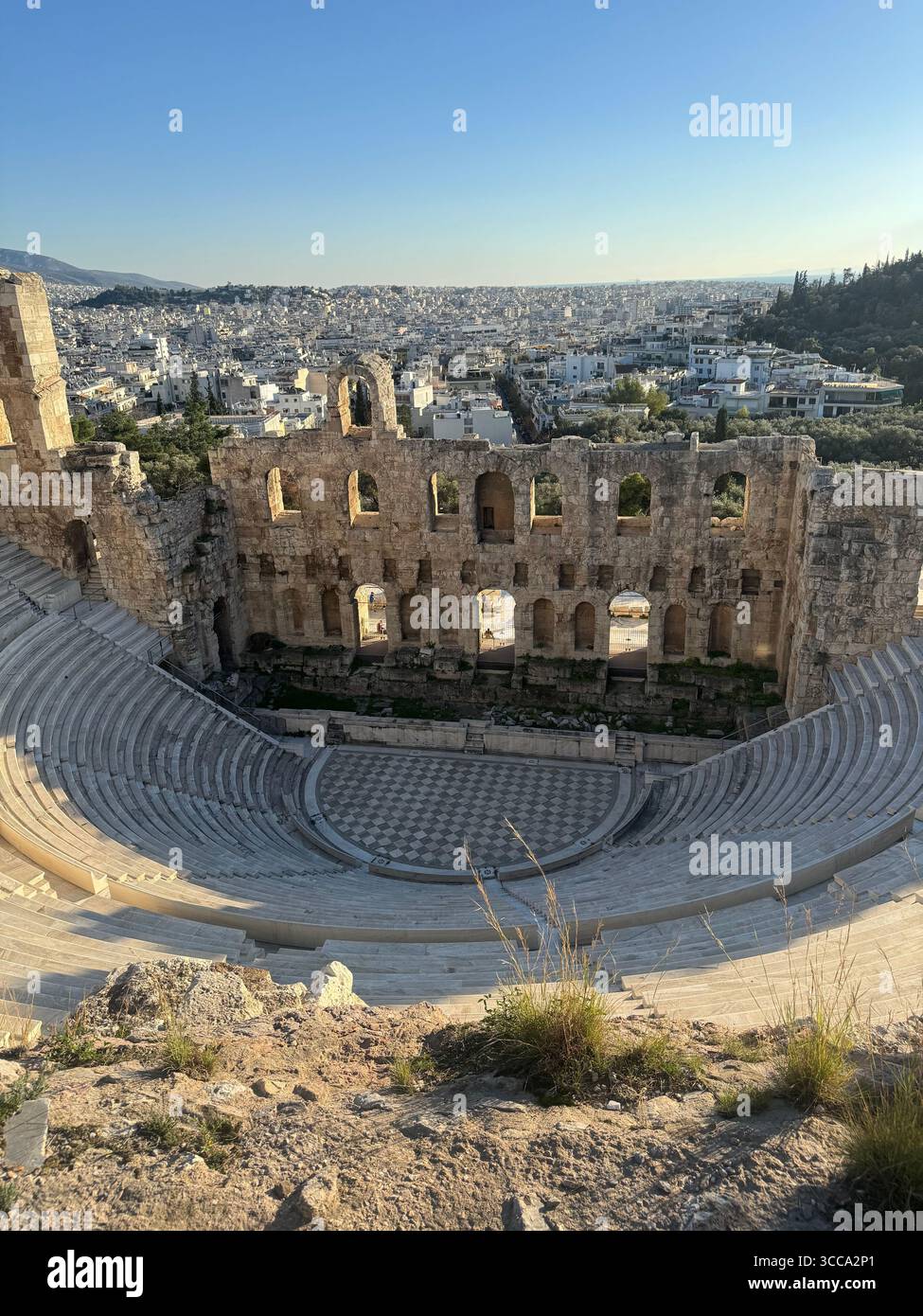 Odéon d'Hérode Atticus ancien théâtre en pierre à Athènes avec vue panoramique sur la ville - Image de stock capturée avec un smartphone