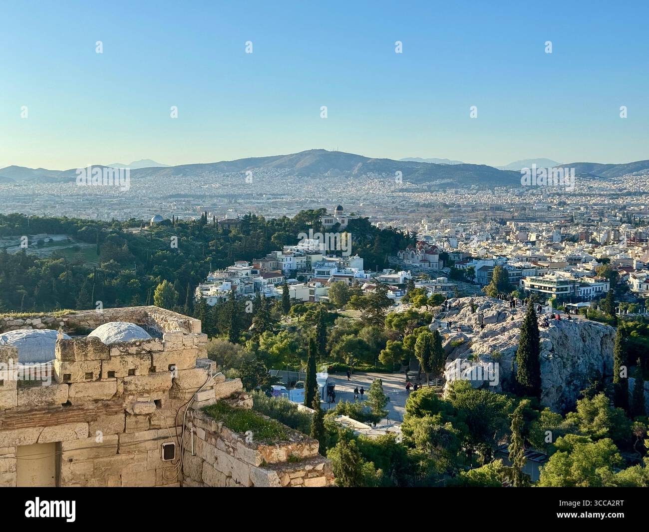 Vue depuis l'Acropole surplombant la colline d'Areopagus et le paysage urbain environnant d'Athènes, Grèce. Banque D'Images