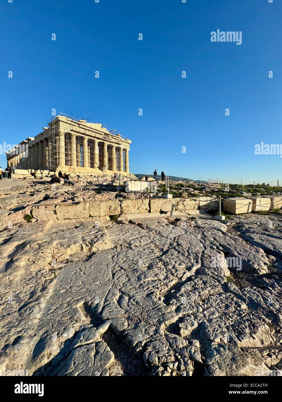 Le Parthénon sur l'Acropole d'Athènes en cours de restauration, avec une plaque informative au premier plan détaillant son histoire et son architecture. Banque D'Images