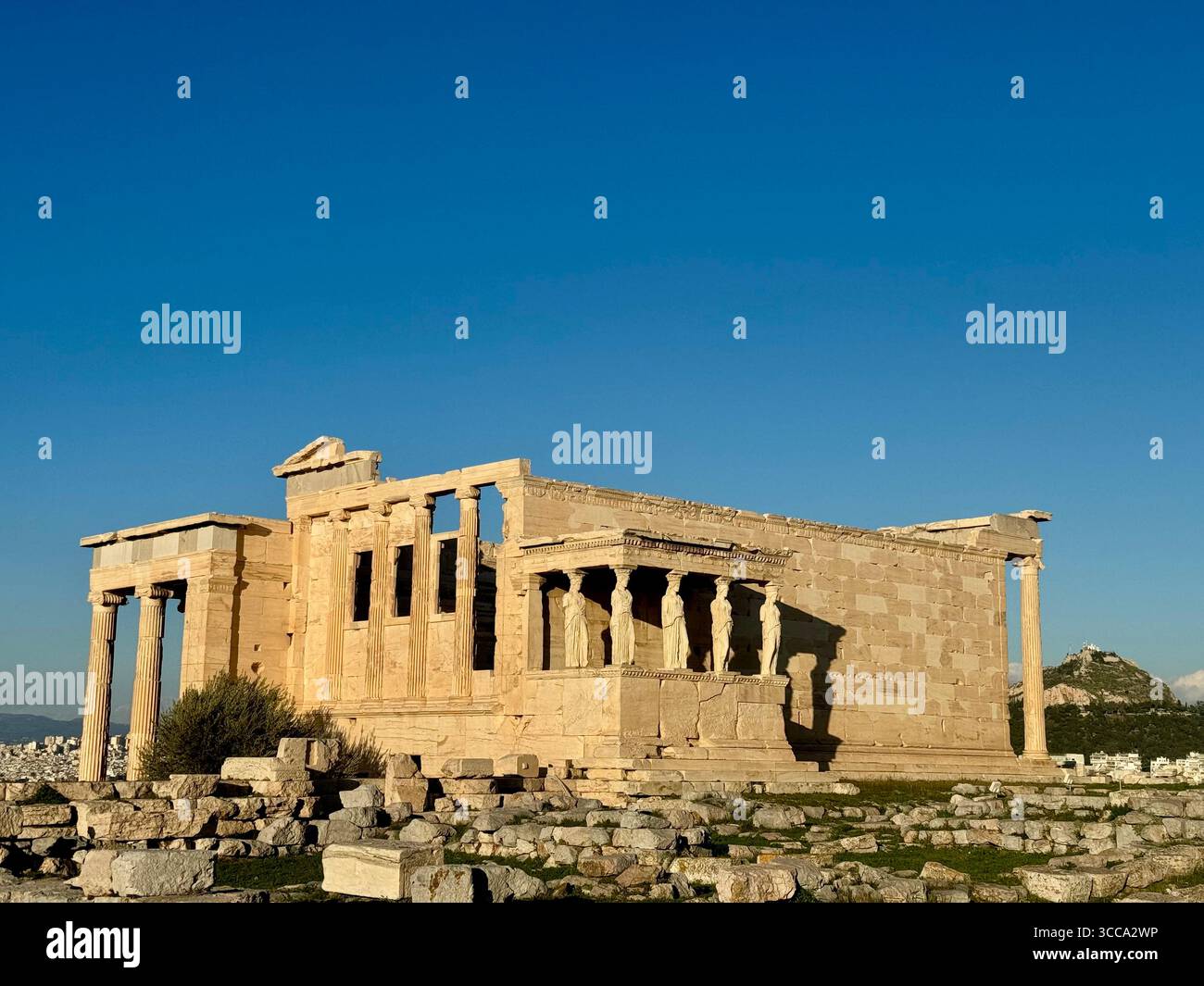 Temple Érechthéion sur l'Acropole d'Athènes, un ancien temple grec réputé pour ses caryatides et sa signification historique. Banque D'Images