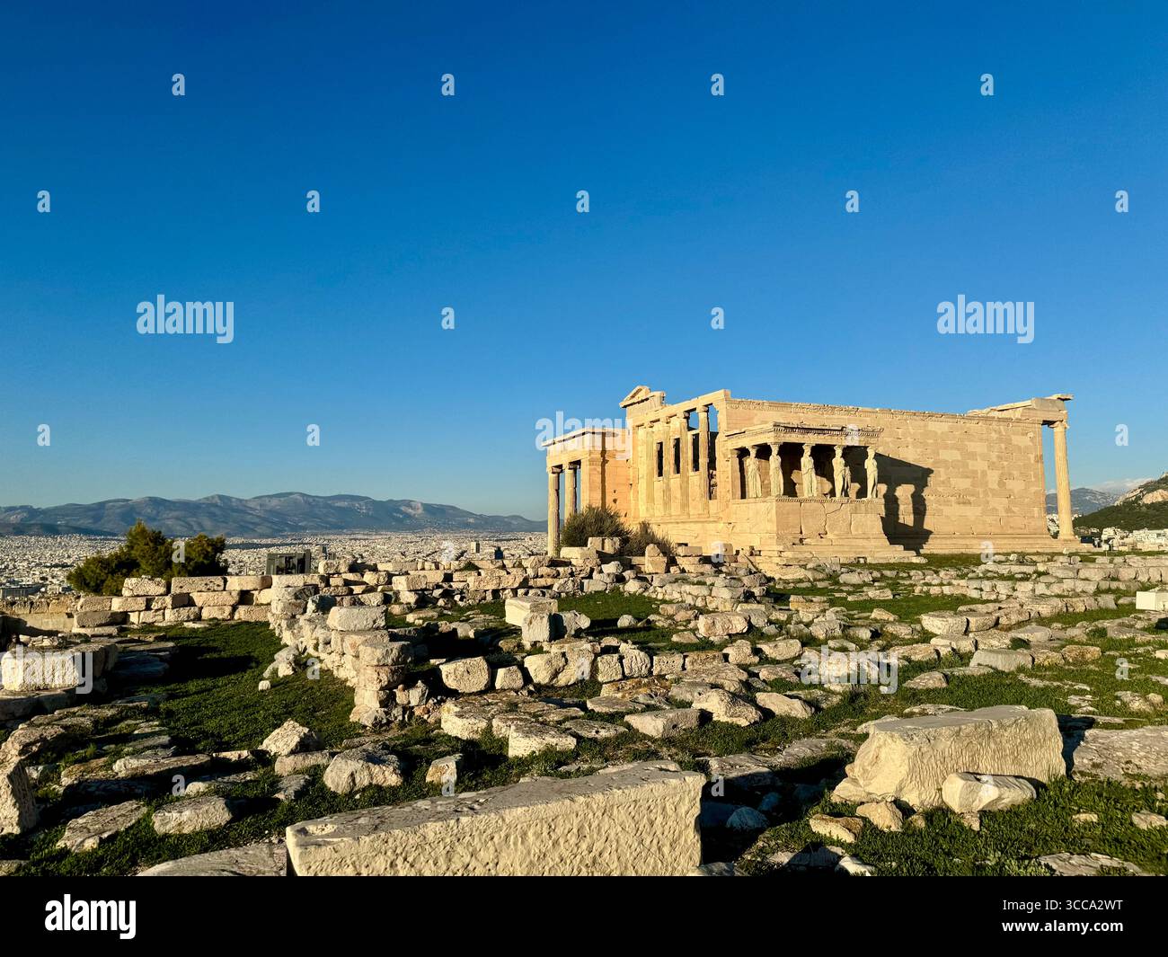 Temple Érechthéion sur l'Acropole d'Athènes, un ancien temple grec réputé pour ses caryatides et sa signification historique. Banque D'Images