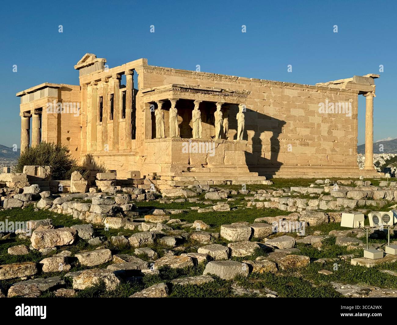 Temple Érechthéion sur l'Acropole d'Athènes, un ancien temple grec réputé pour ses caryatides et sa signification historique. Banque D'Images