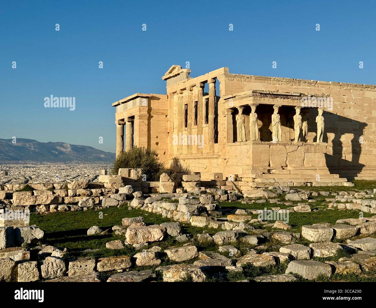 Temple Érechthéion sur l'Acropole d'Athènes, un ancien temple grec réputé pour ses caryatides et sa signification historique. Banque D'Images