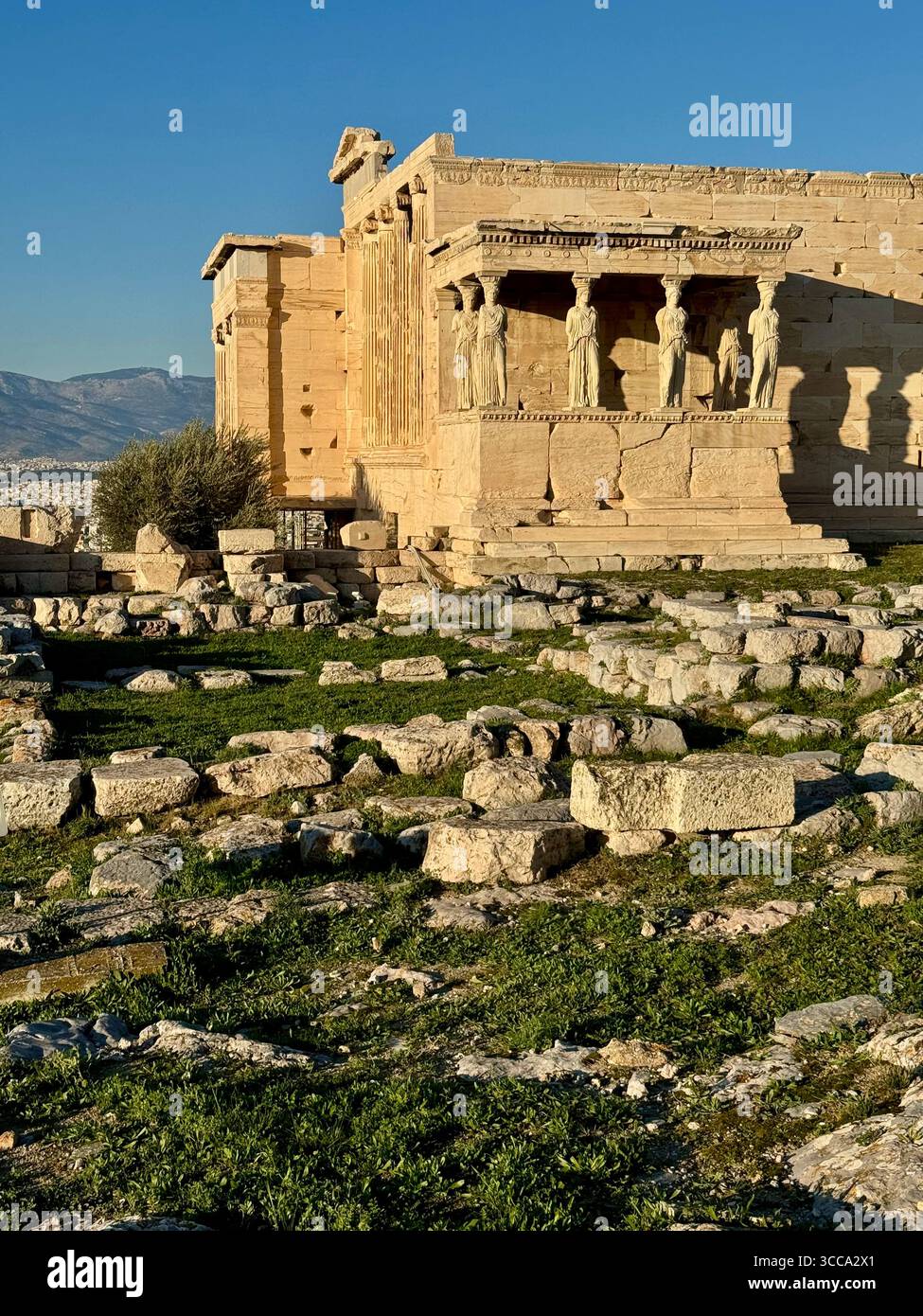 Temple Érechthéion sur l'Acropole d'Athènes, un ancien temple grec réputé pour ses caryatides et sa signification historique. Banque D'Images