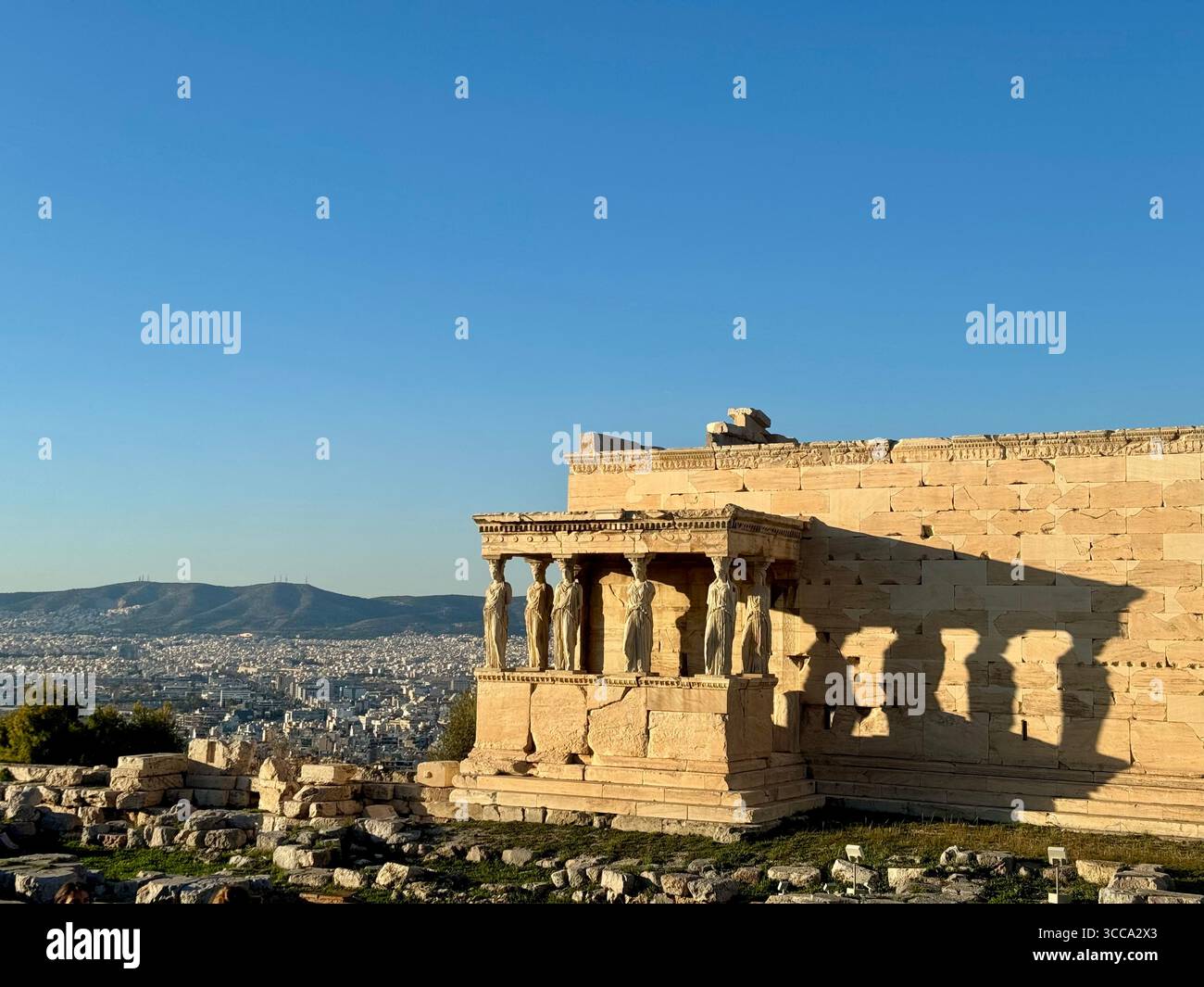 Temple Érechthéion sur l'Acropole d'Athènes, un ancien temple grec réputé pour ses caryatides et sa signification historique. Banque D'Images