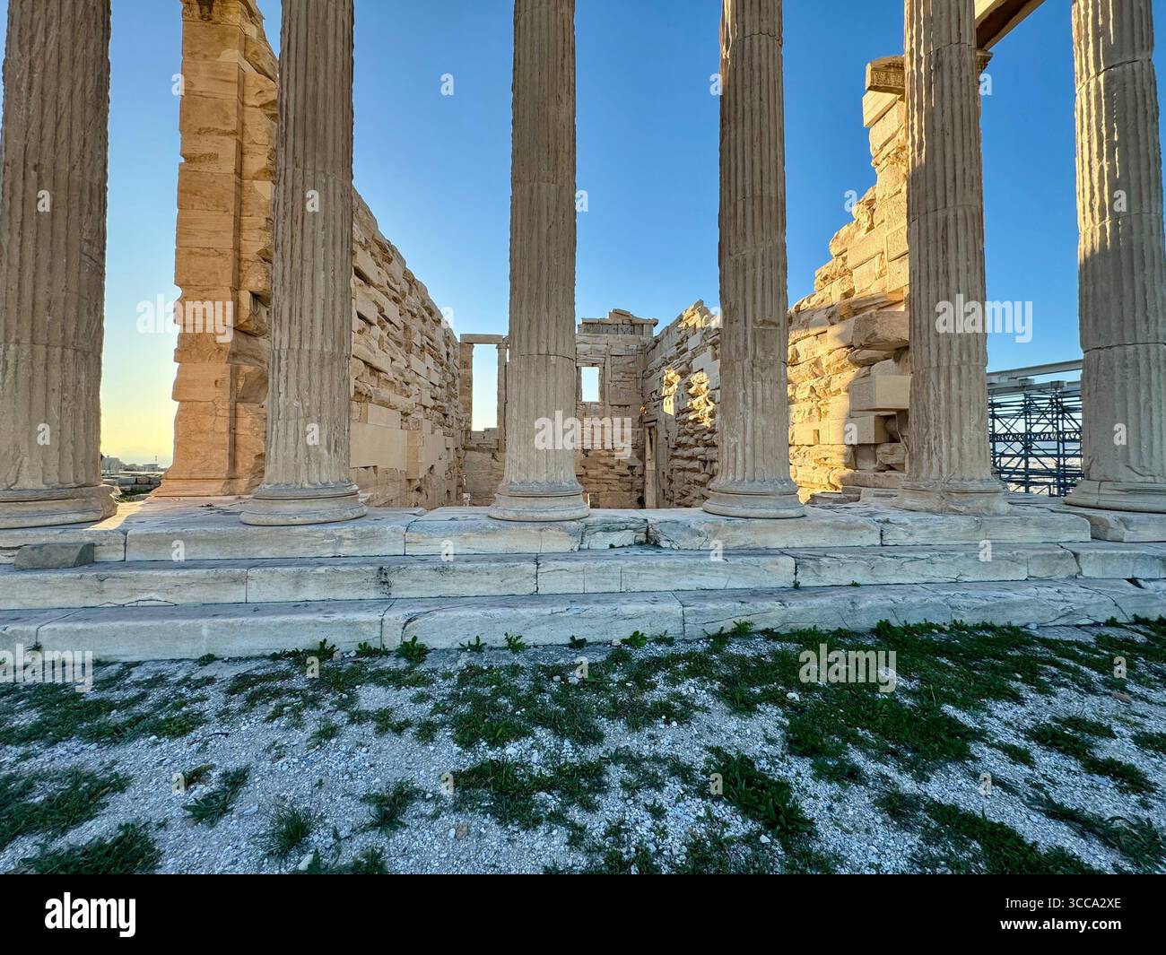 Temple Érechthéion sur l'Acropole d'Athènes, un ancien temple grec réputé pour ses caryatides et sa signification historique. Banque D'Images