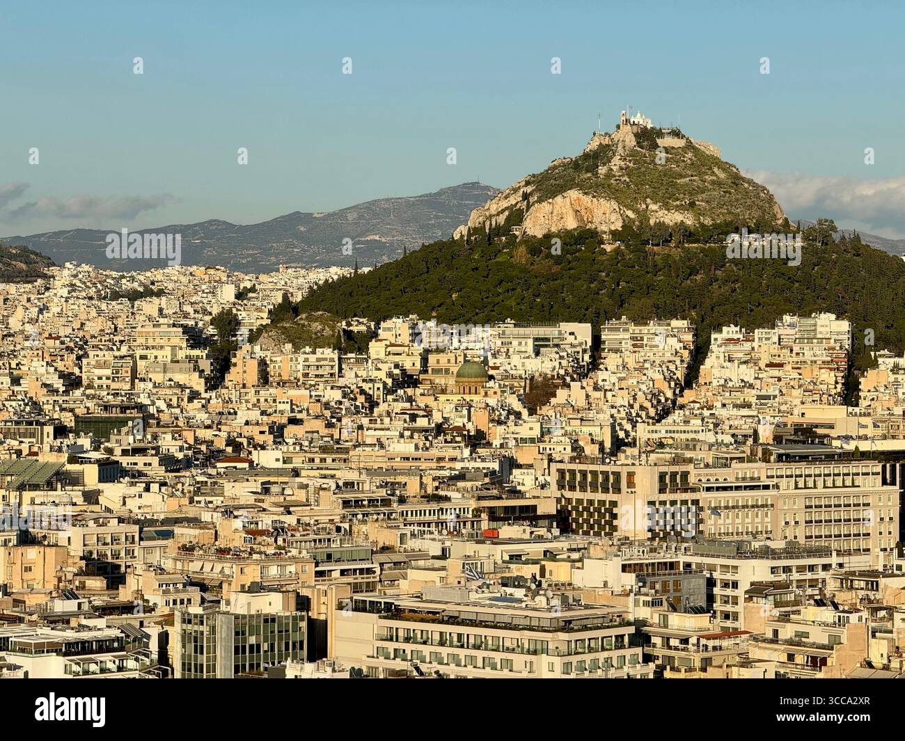 Vue panoramique d'Athènes avec la colline Lycabette s'élevant au-dessus du paysage urbain dense en arrière-plan. - Image de stock capturée avec un smartphone