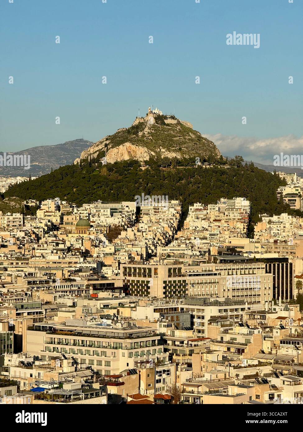 Vue panoramique d'Athènes avec la colline Lycabette s'élevant au-dessus du paysage urbain dense en arrière-plan. - Image de stock capturée avec un smartphone