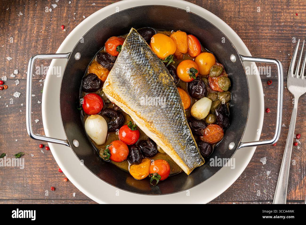 Filet de bar poêlé avec tomates cerises et légumes braisés Banque D'Images
